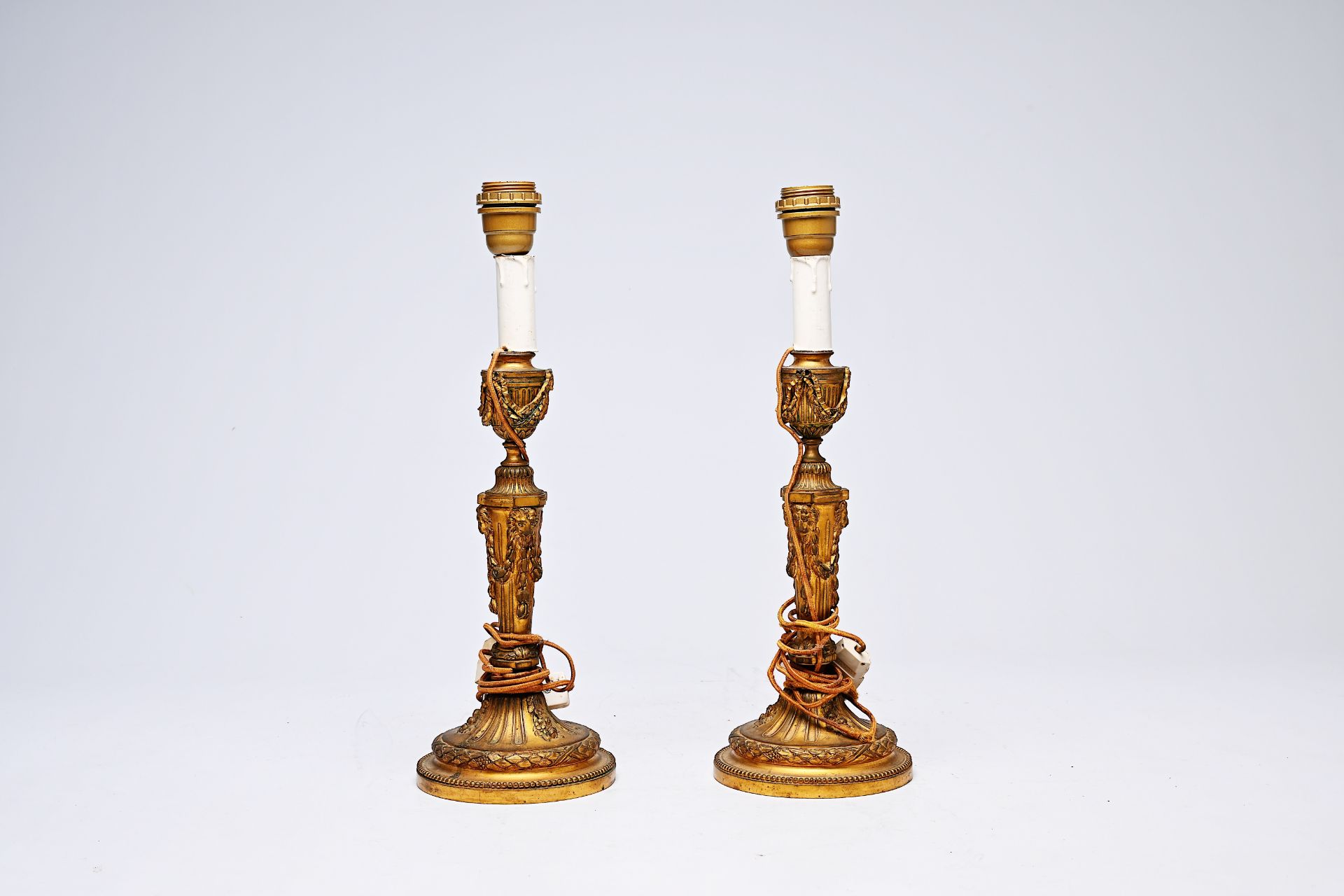 A pair of French Neoclassical gilt bronze candlesticks with lion heads and garlands mounted as lamps - Bild 2 aus 7