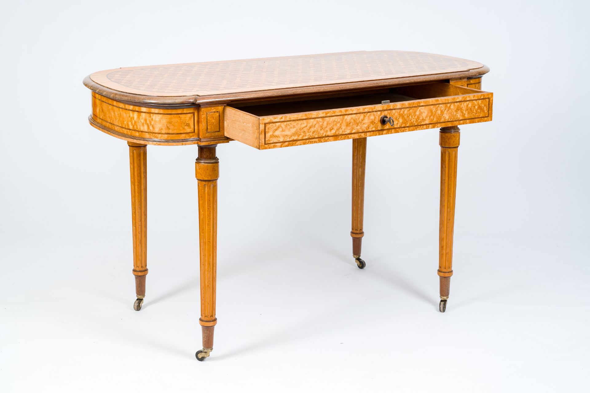 A burl wood veneered parquetry top Biedermeier style table, 19th/20th C. - Bild 2 aus 8