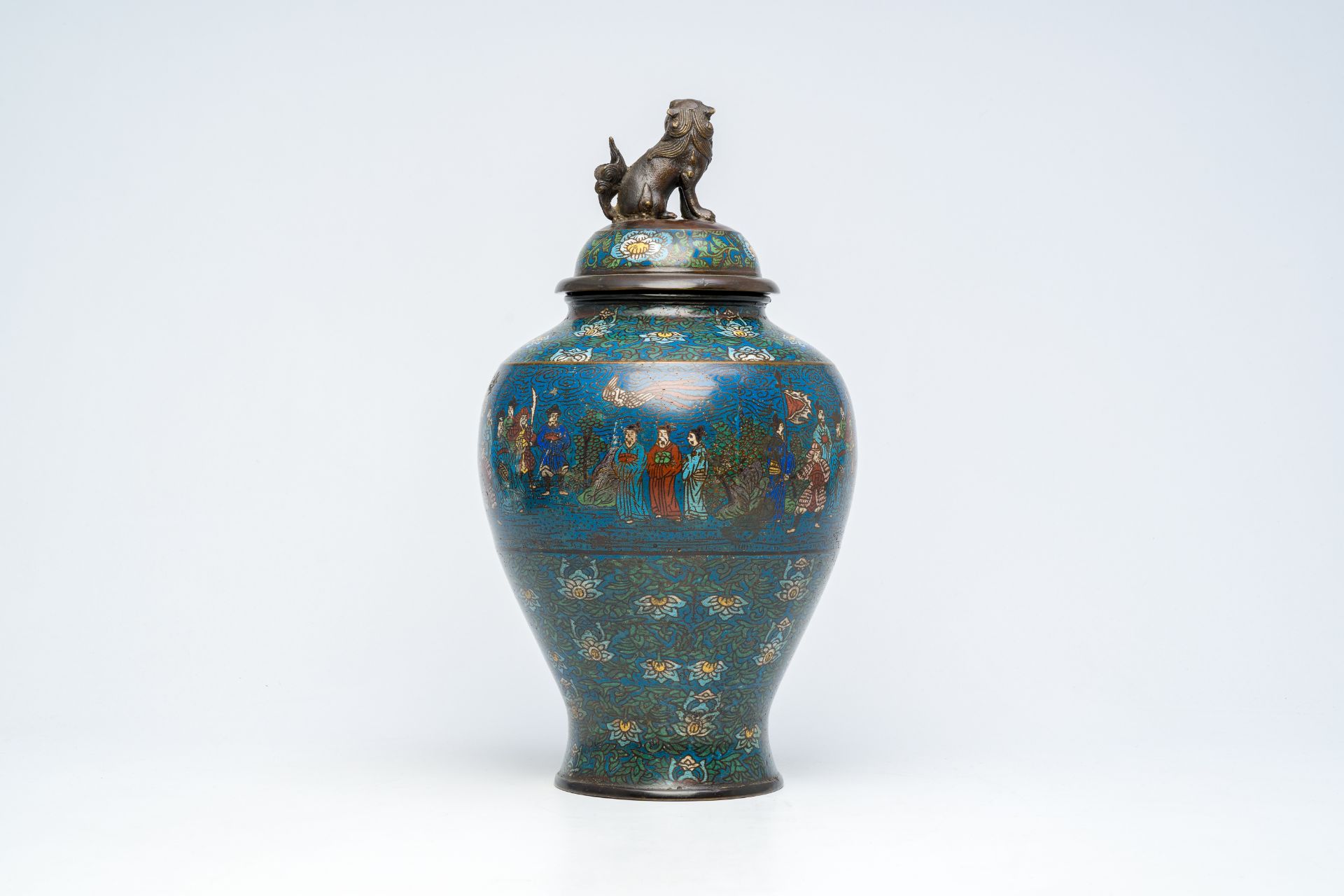 A large Japanese champleve cloisonne vase and cover, Meiji, 19th C. - Bild 3 aus 6