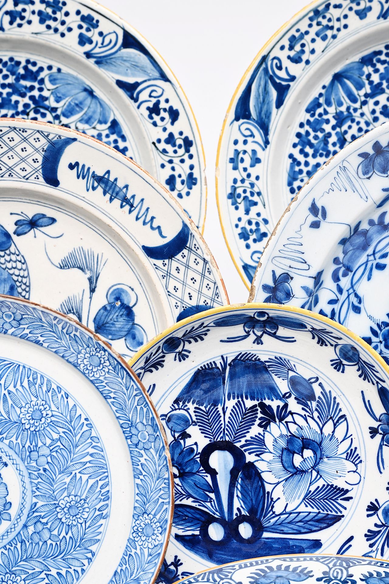 Twenty-six Dutch Delft blue and white dishes and plates, 18th C. - Bild 7 aus 10