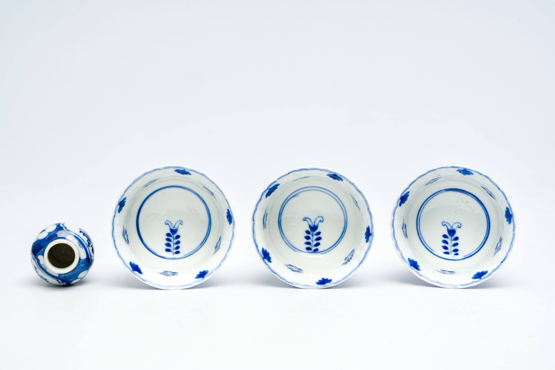 A varied collection of Chinese blue and white porcelain, Kangxi and later - Image 12 of 13
