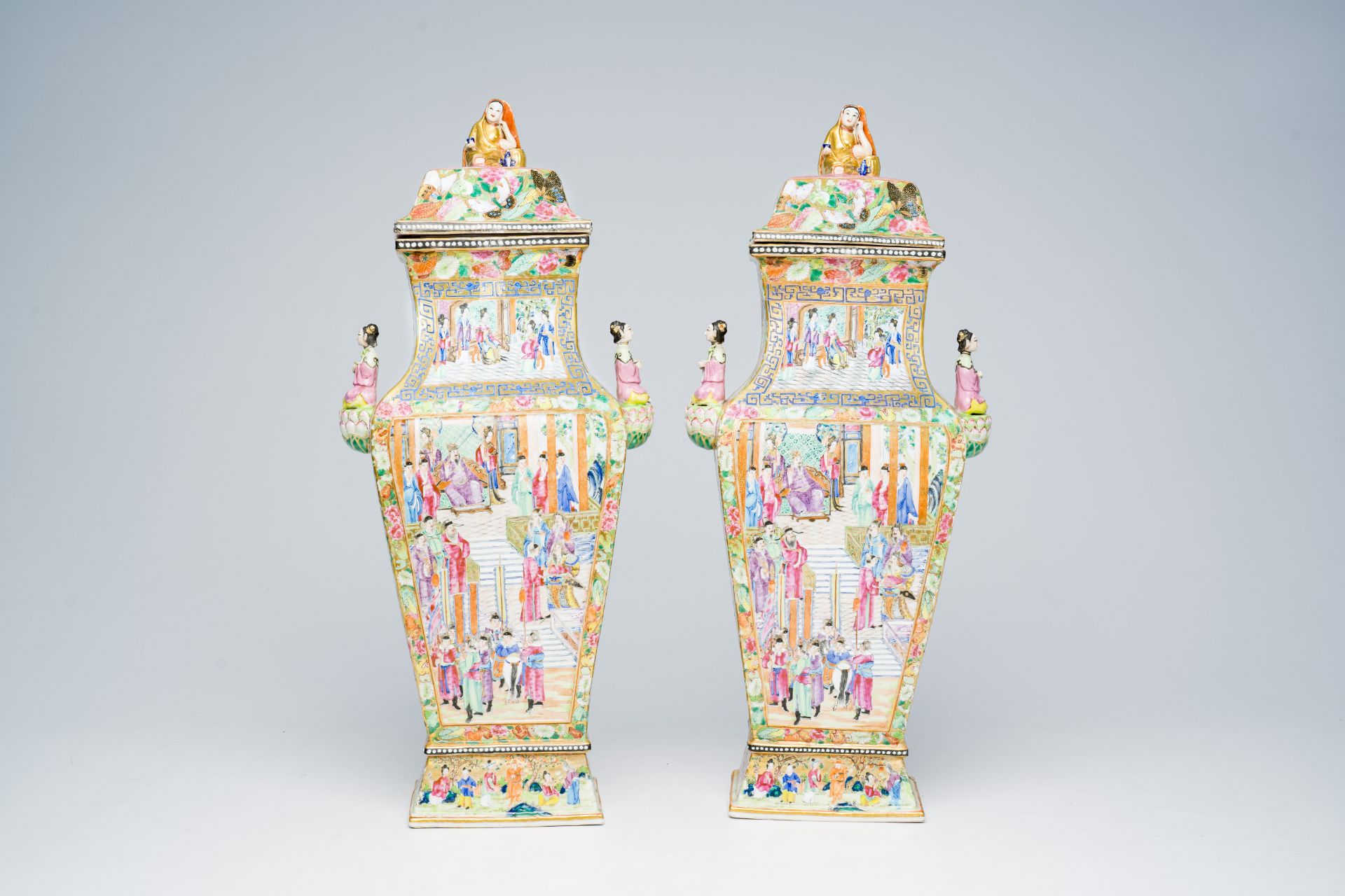 A pair of fine quadrangular Chinese Canton famille rose vases and covers with palace scenes and figu - Bild 4 aus 48