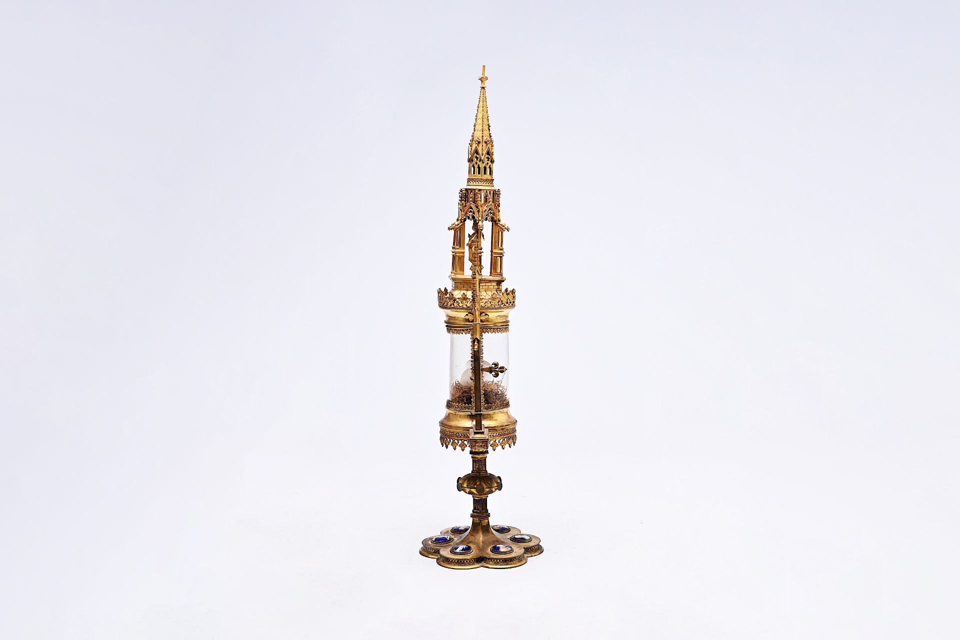 A French Gothic revival brass cathedral-shaped monstrance with enamel plaques, 19th C. - Image 3 of 15