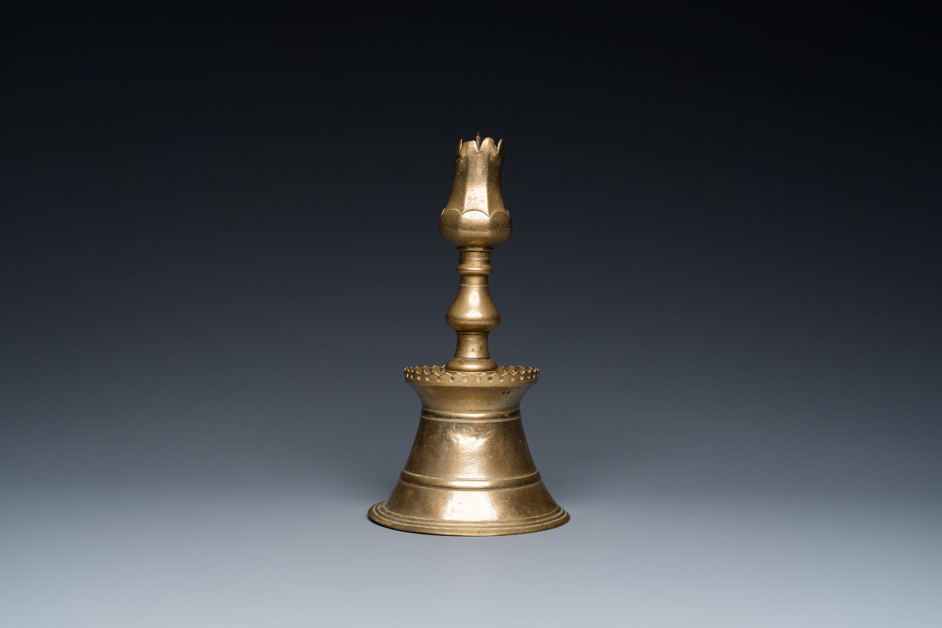 A Turkish bronze candlestick with tulip-shaped sconce, 18th C. - Bild 4 aus 7