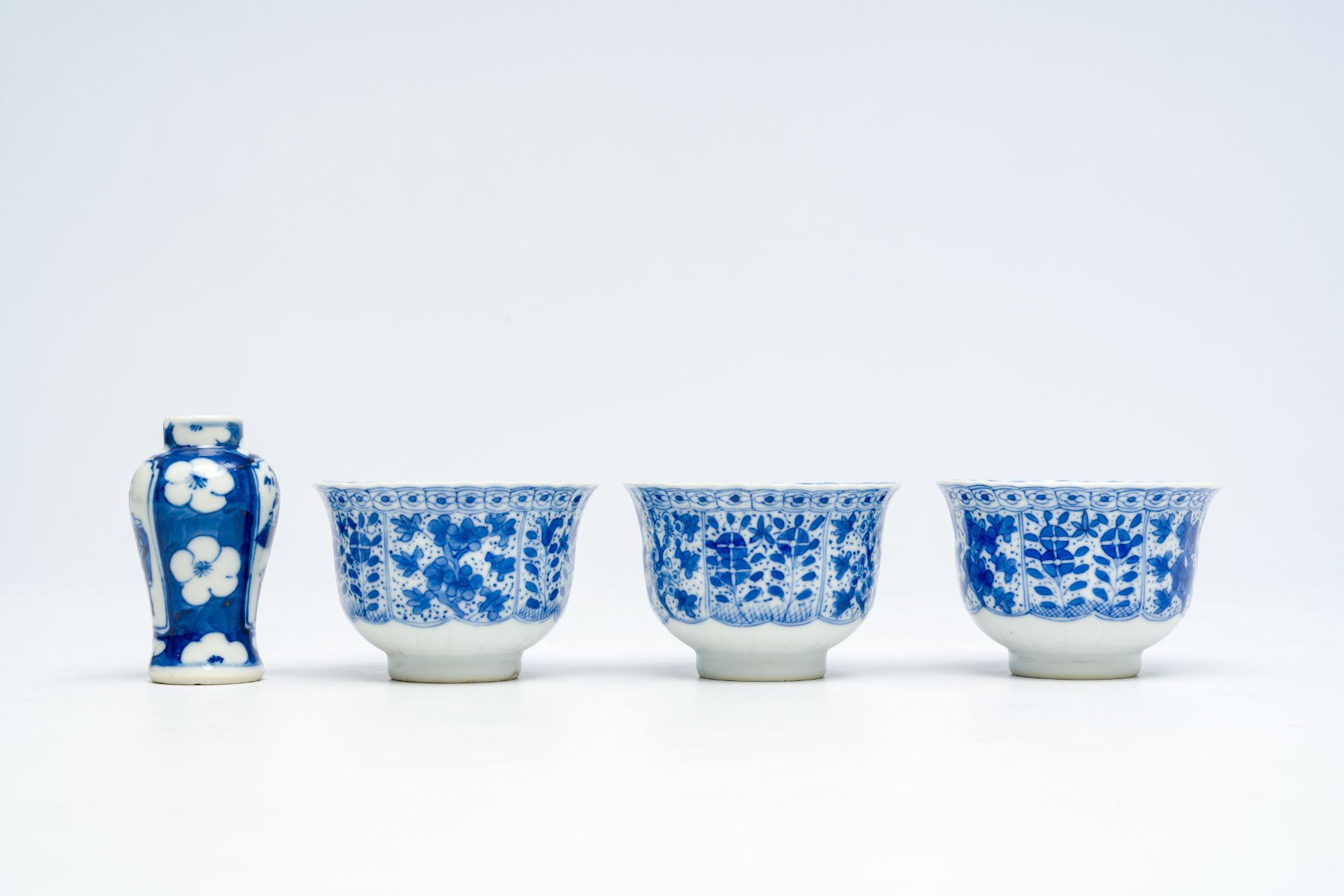 A varied collection of Chinese blue and white porcelain, Kangxi and later - Image 11 of 13