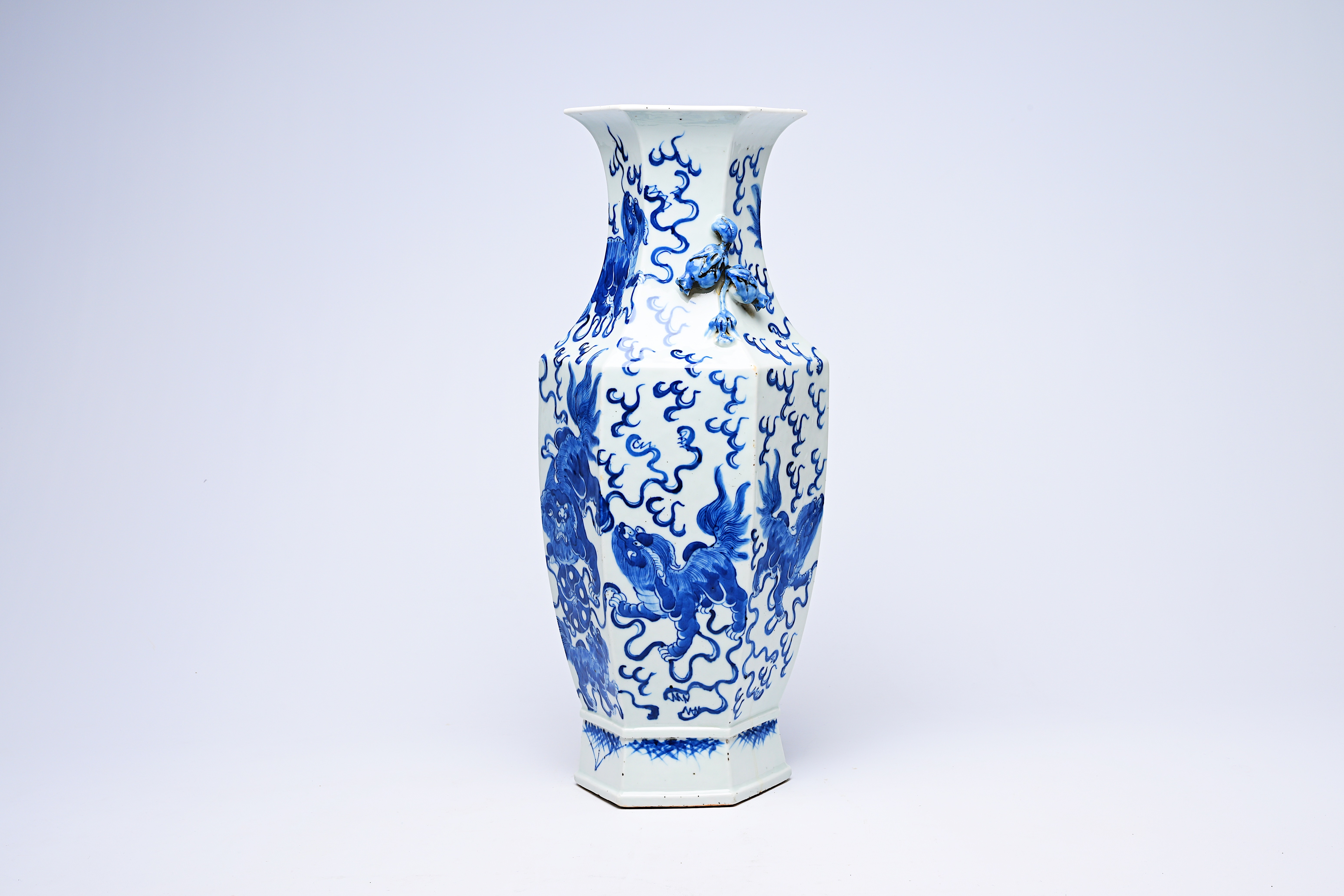 A hexagonal Chinese blue and white 'Buddhist lions' vase, 19th C. - Image 4 of 20