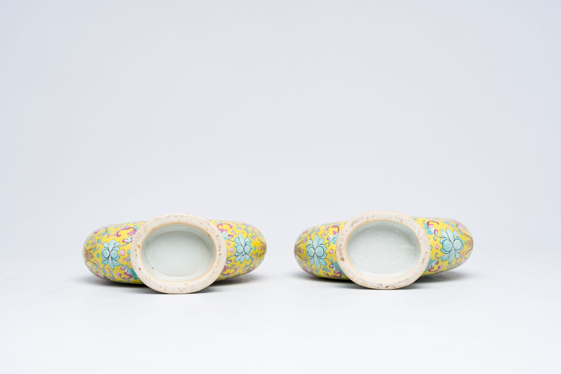 A pair of Chinese famille rose yellow ground moon flasks with warrior scenes and pheasants among blo - Bild 7 aus 8