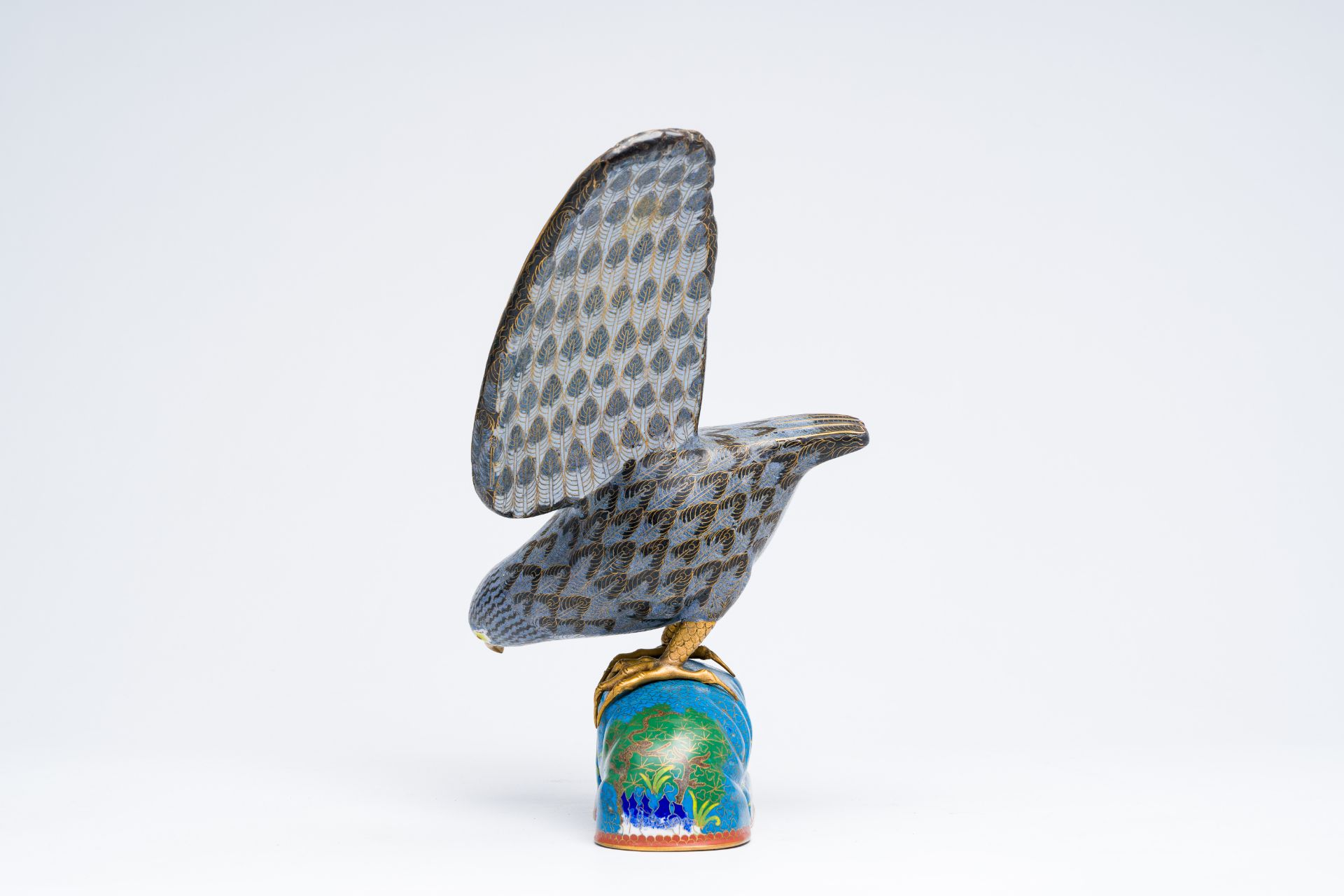 A large Chinese cloisonne model of a hawk, 20th C. - Image 3 of 9