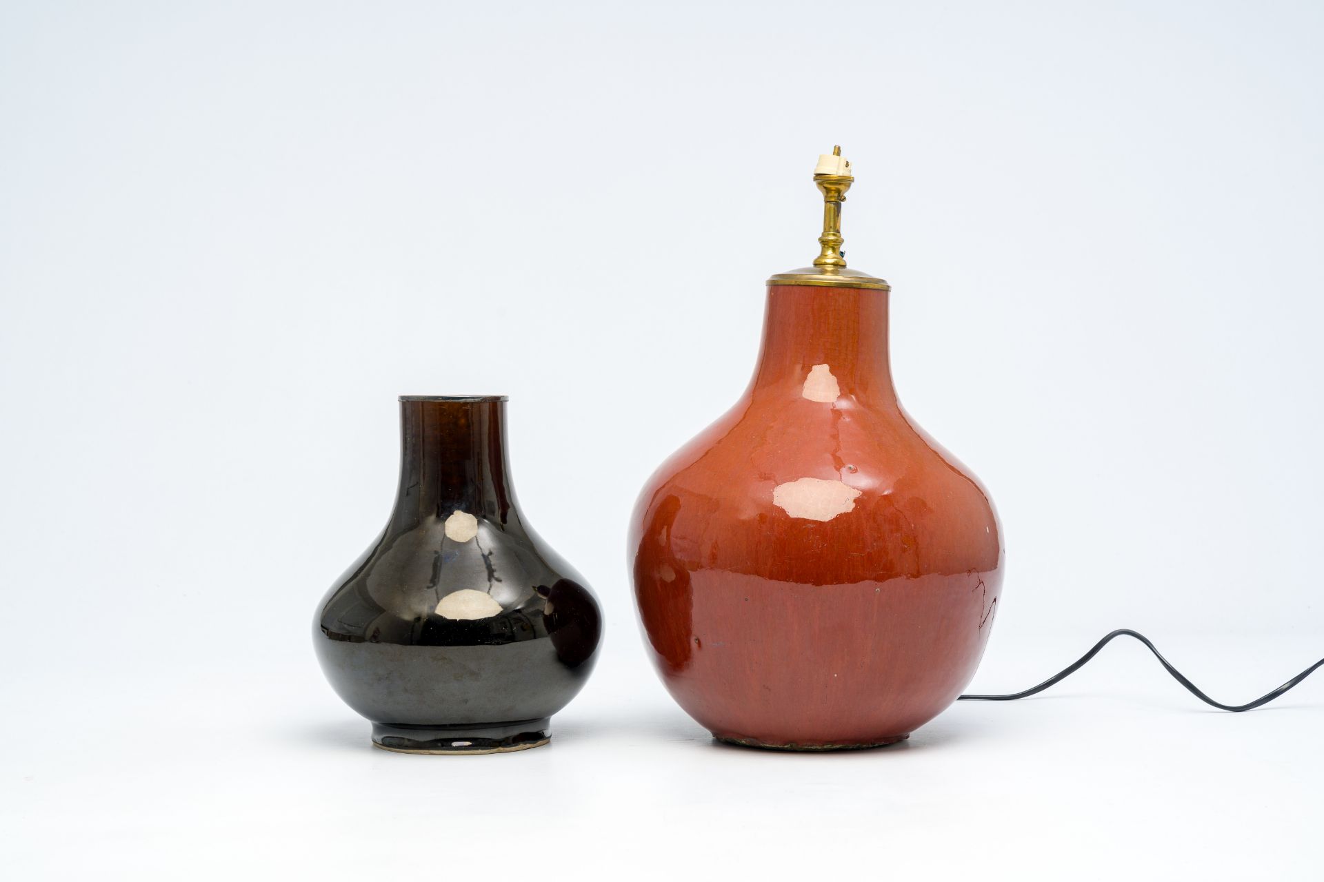 Two Chinese monochrome bottle vases, 19th C. - Bild 3 aus 12