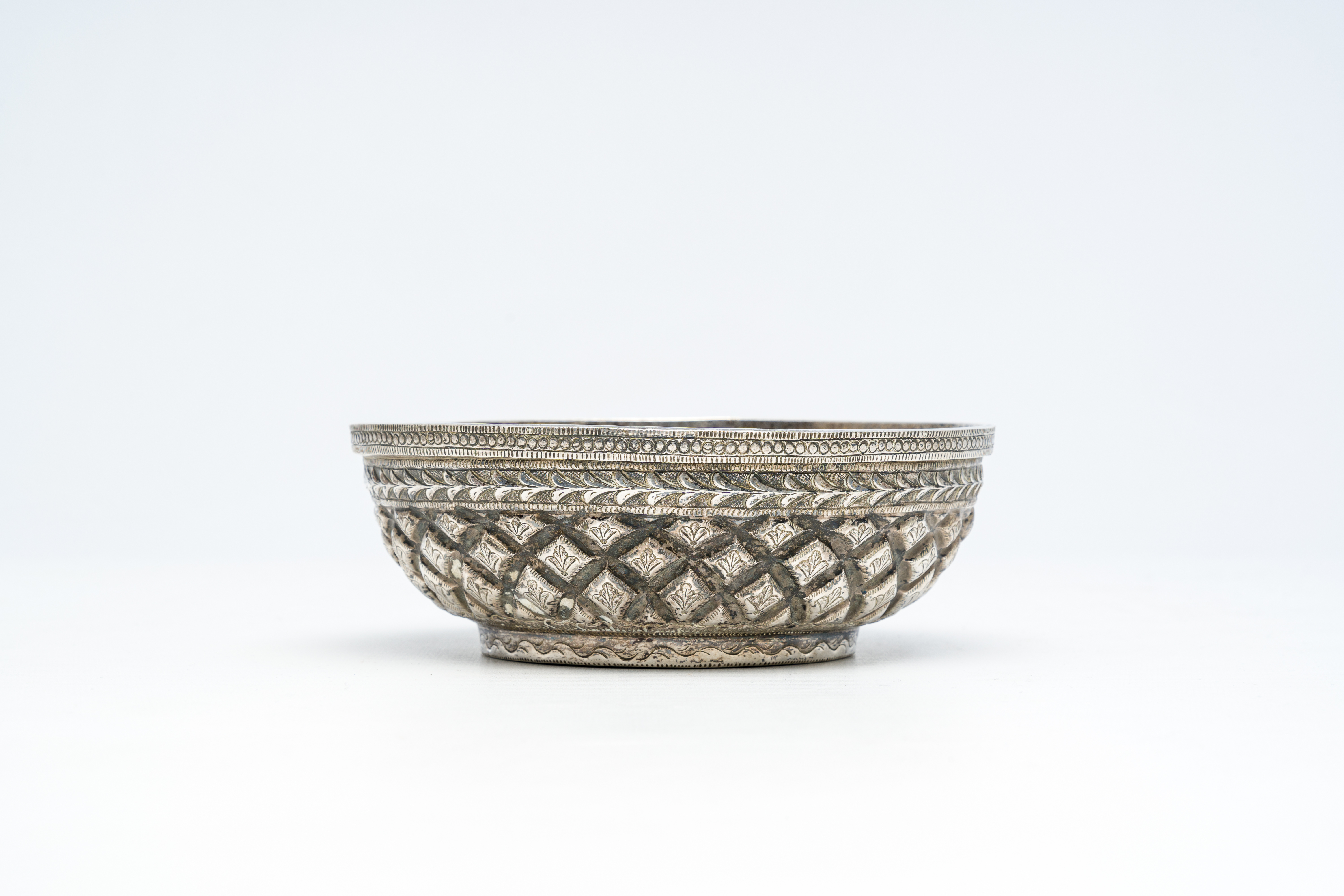 A Southeast Asian silver bowl, probably Laos or Sri Lanka, 19th/20th C. - Image 2 of 7