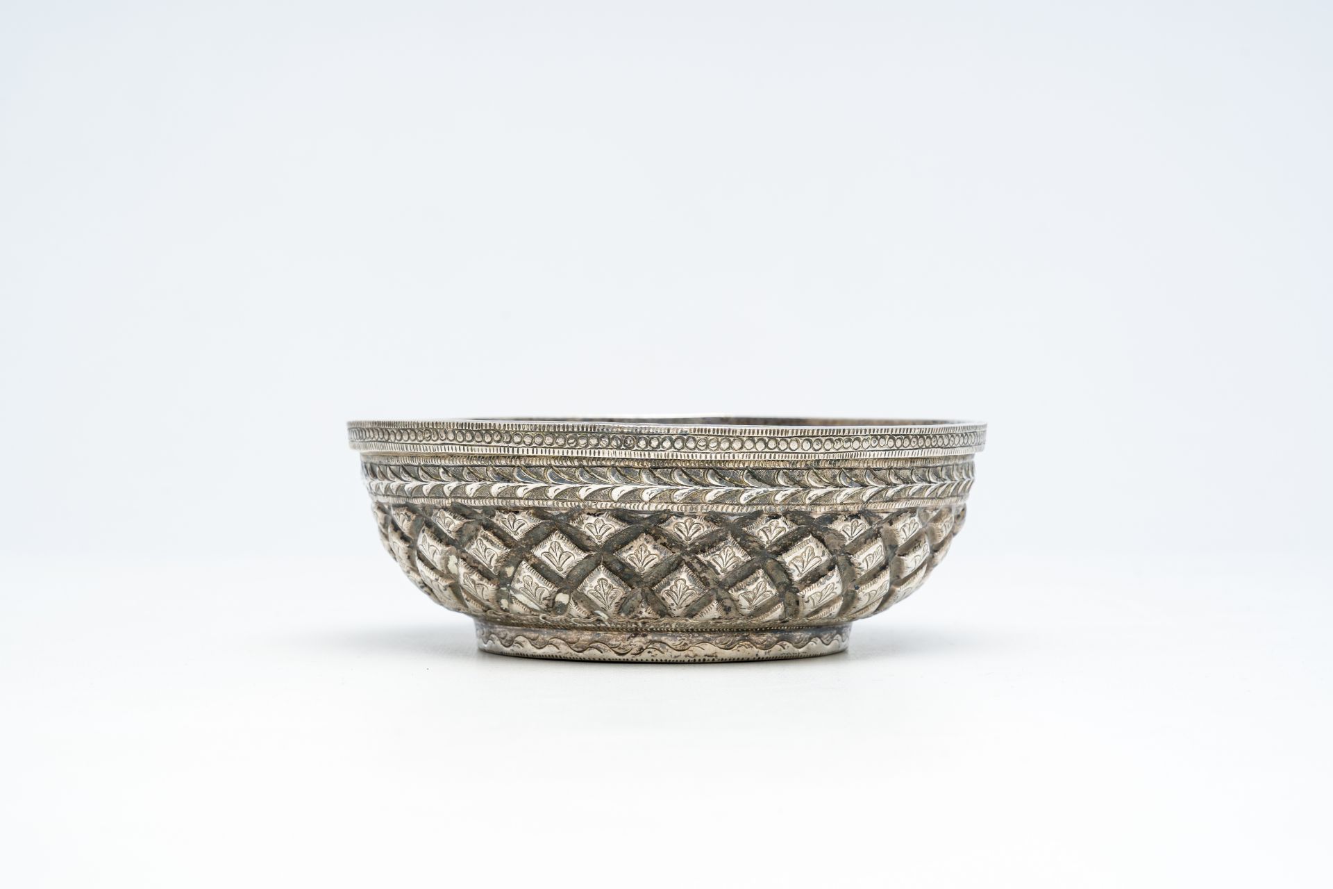 A Southeast Asian silver bowl, probably Laos or Sri Lanka, 19th/20th C. - Image 2 of 7