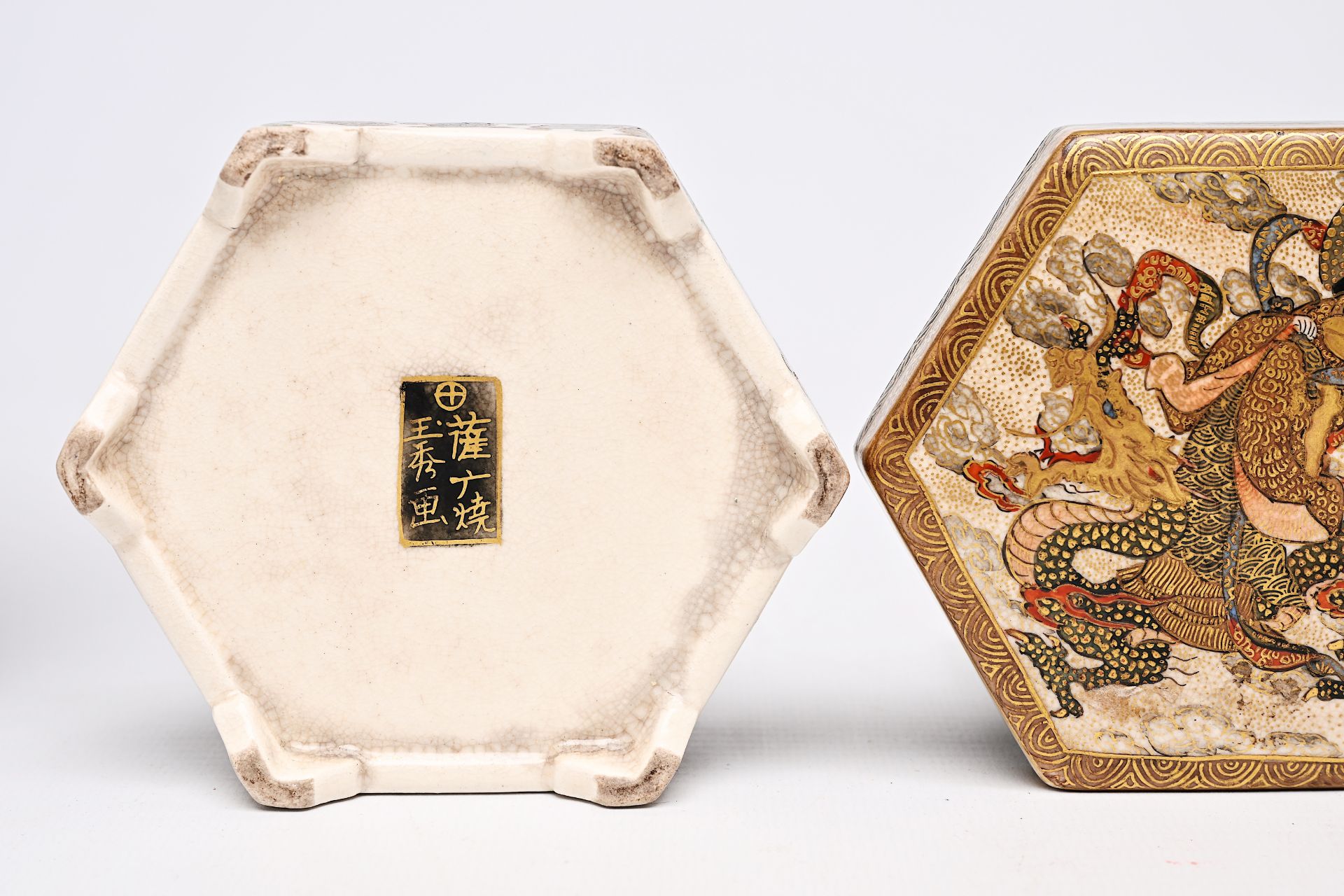 Two Japanese Satsuma plates, a box and cover and a bowl with figurative design, Meiji, 19th/20th C. - Image 6 of 9