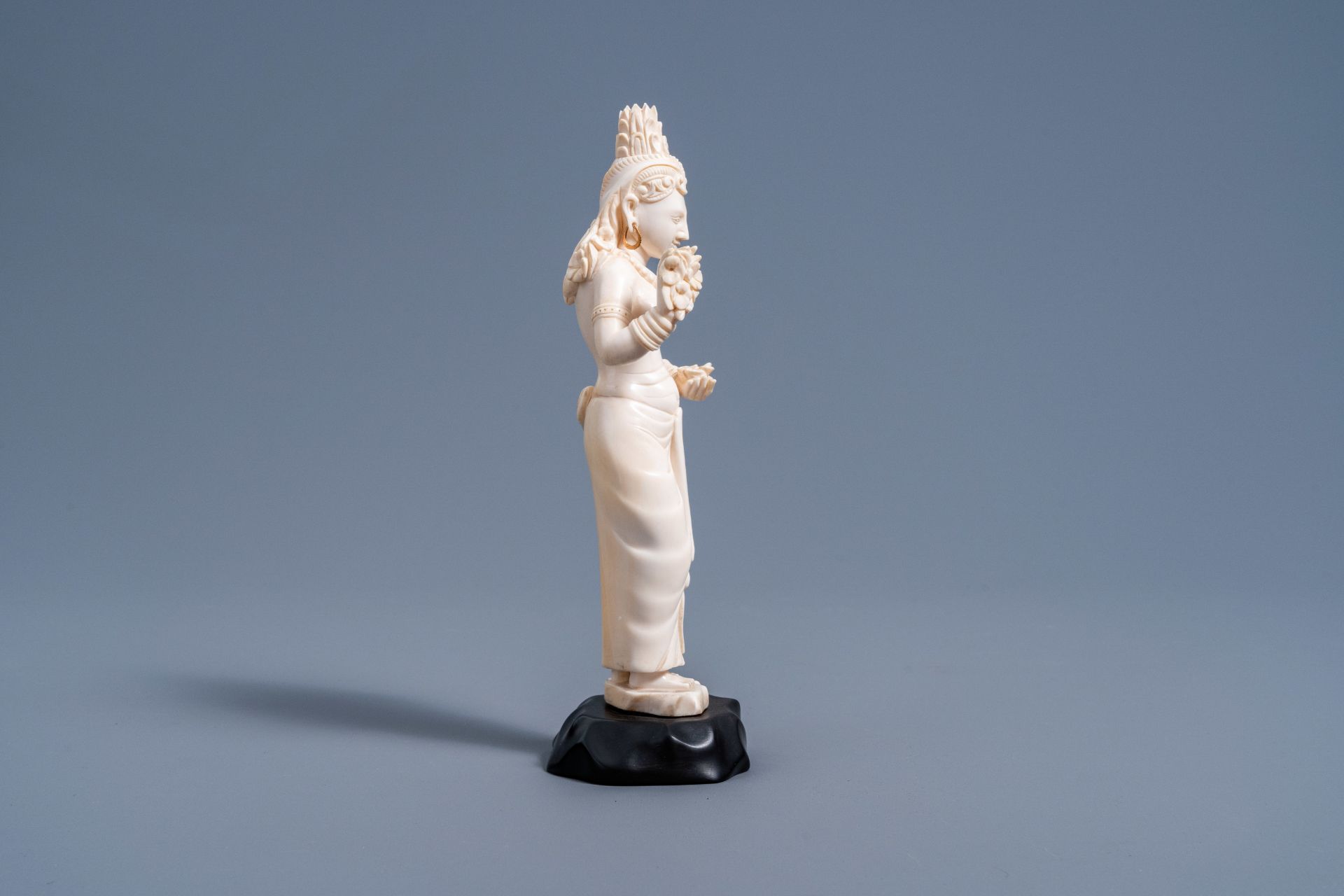 An Indian carved ivory figure of a goddess holding flowers in her hands, ca. 1900 - Bild 6 aus 9