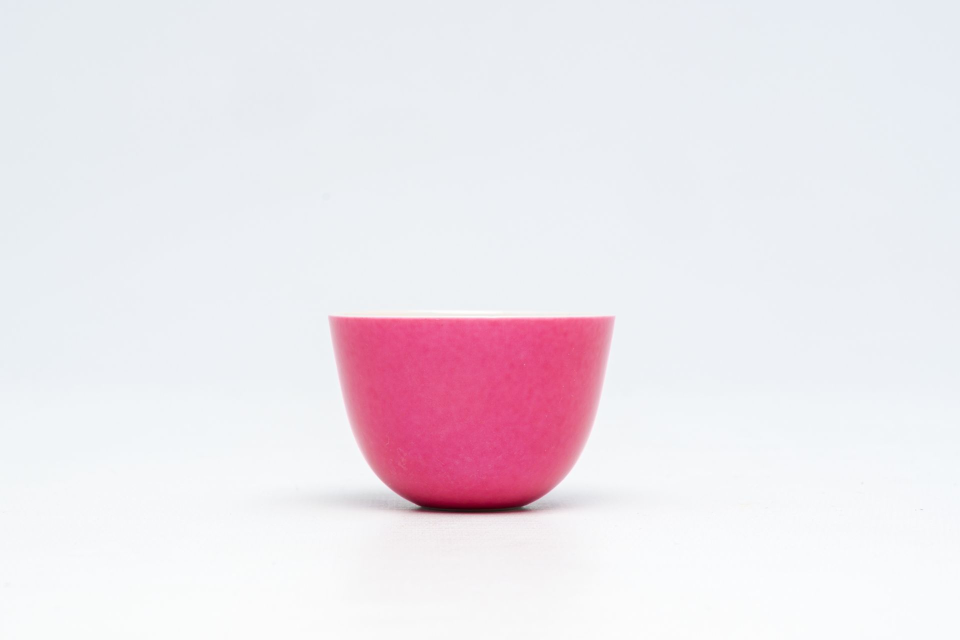 A Chinese monochrome ruby ground cup, Kangxi mark, 19th/20th C. - Image 4 of 14