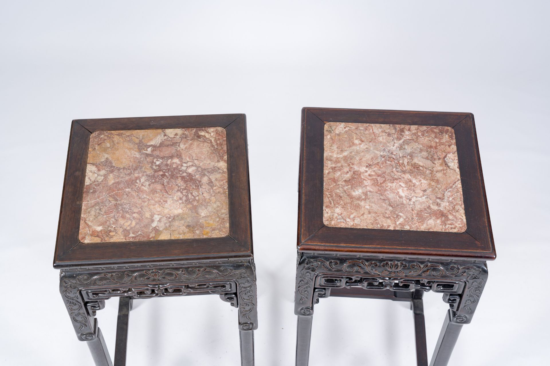 A pair of square Chinese reticulated hardwood stands with marble tops, 19th C. - Bild 6 aus 6