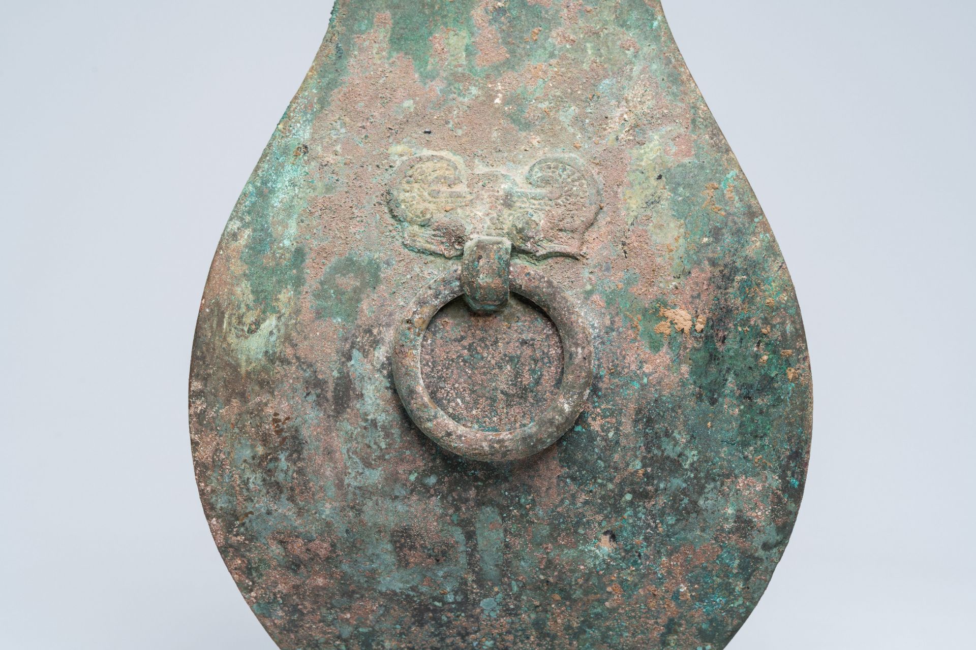 A Chinese bronze 'Fang' vase and cover, Han - Image 9 of 9