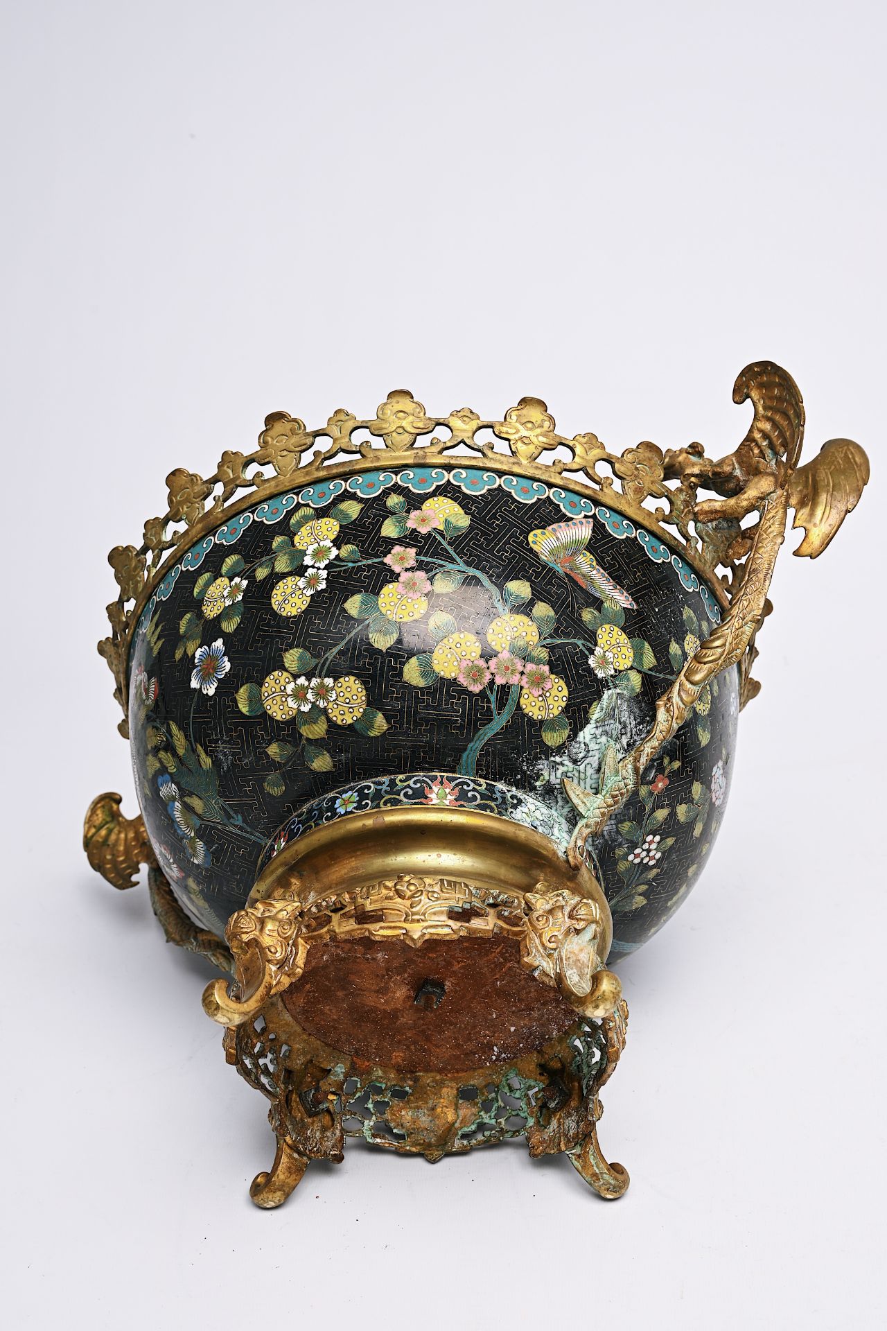 A Chinese cloisonne bowl and a jardiniere with gilt metal mounts, 19th C. - Image 8 of 11