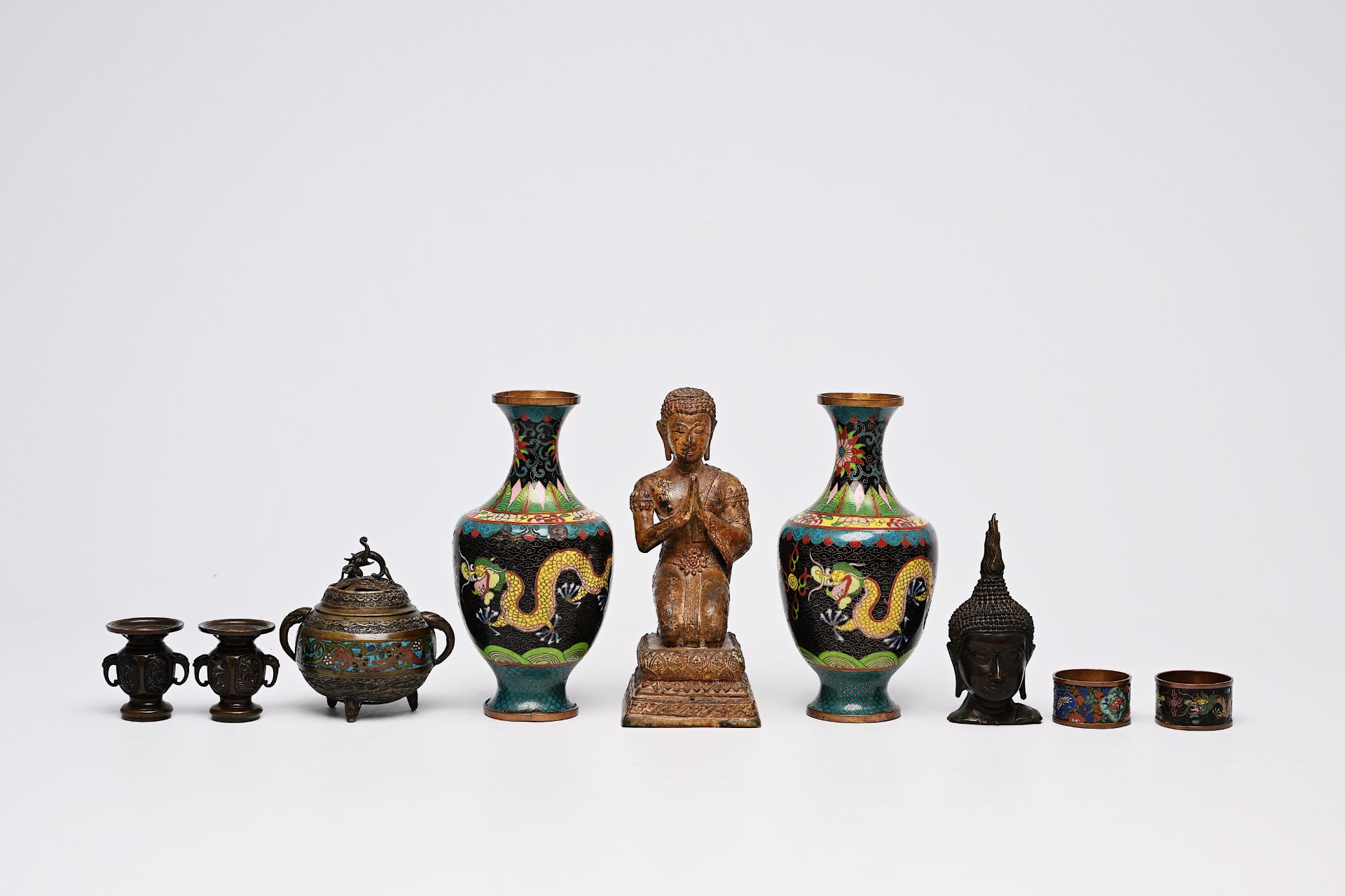 A varied collection of bronze and cloisonne items and two paintings on silk, China, Japan, Burma and - Bild 2 aus 7