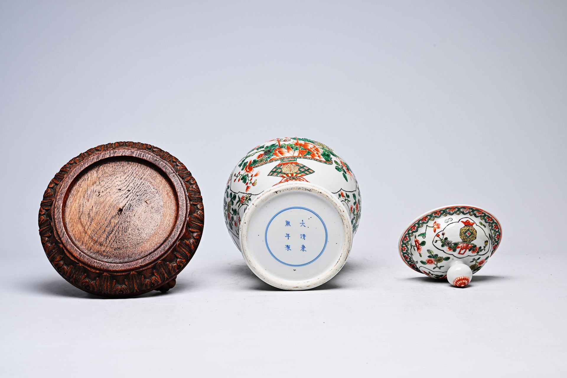A Chinese famille verte 'flower basket' vase and cover, Kangxi mark, 19th C. - Bild 6 aus 7