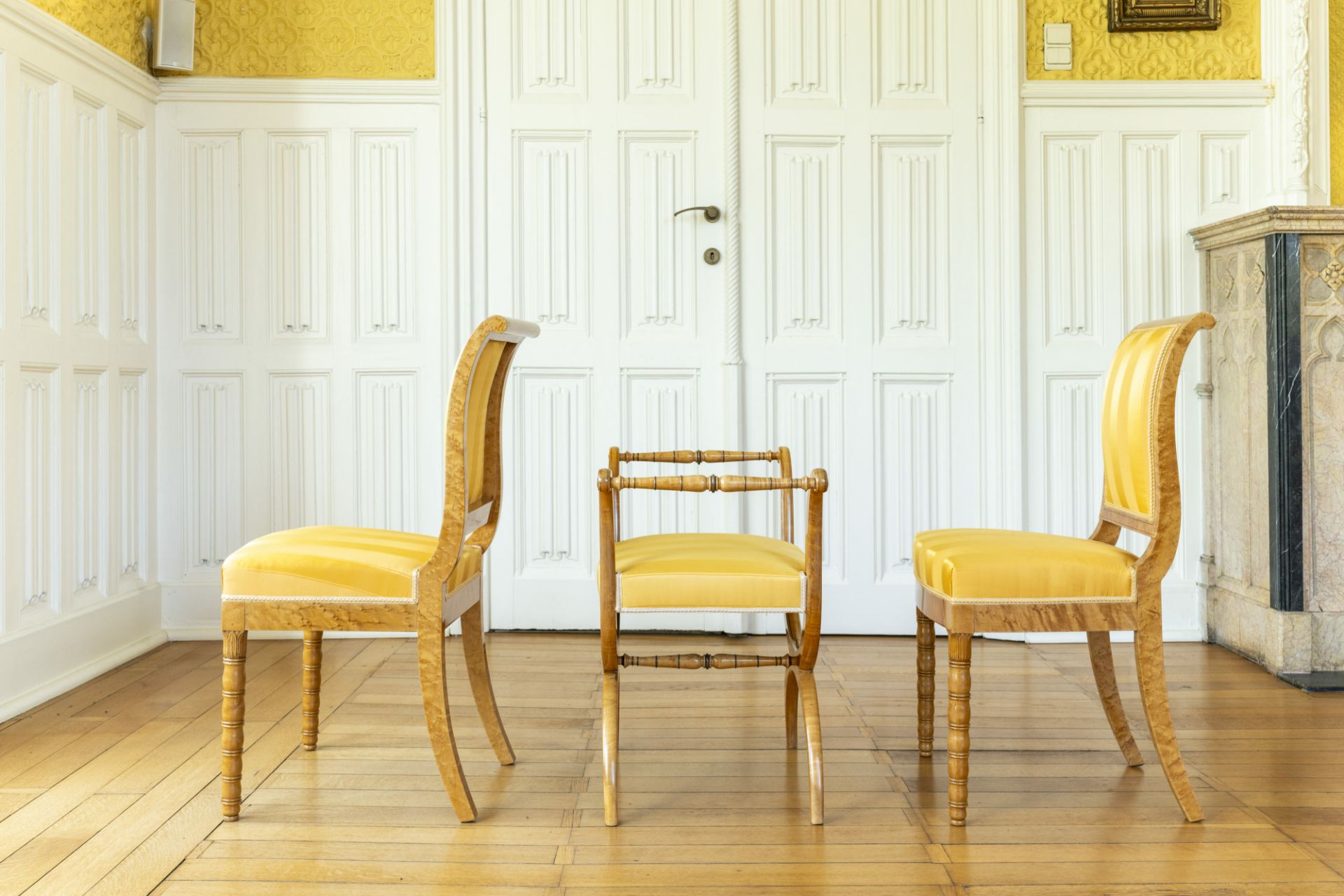 A 13-piece Biedermeier salon set comprising 3 sofas, 8 chairs and 2 footstools with yellow silk upho - Bild 30 aus 34