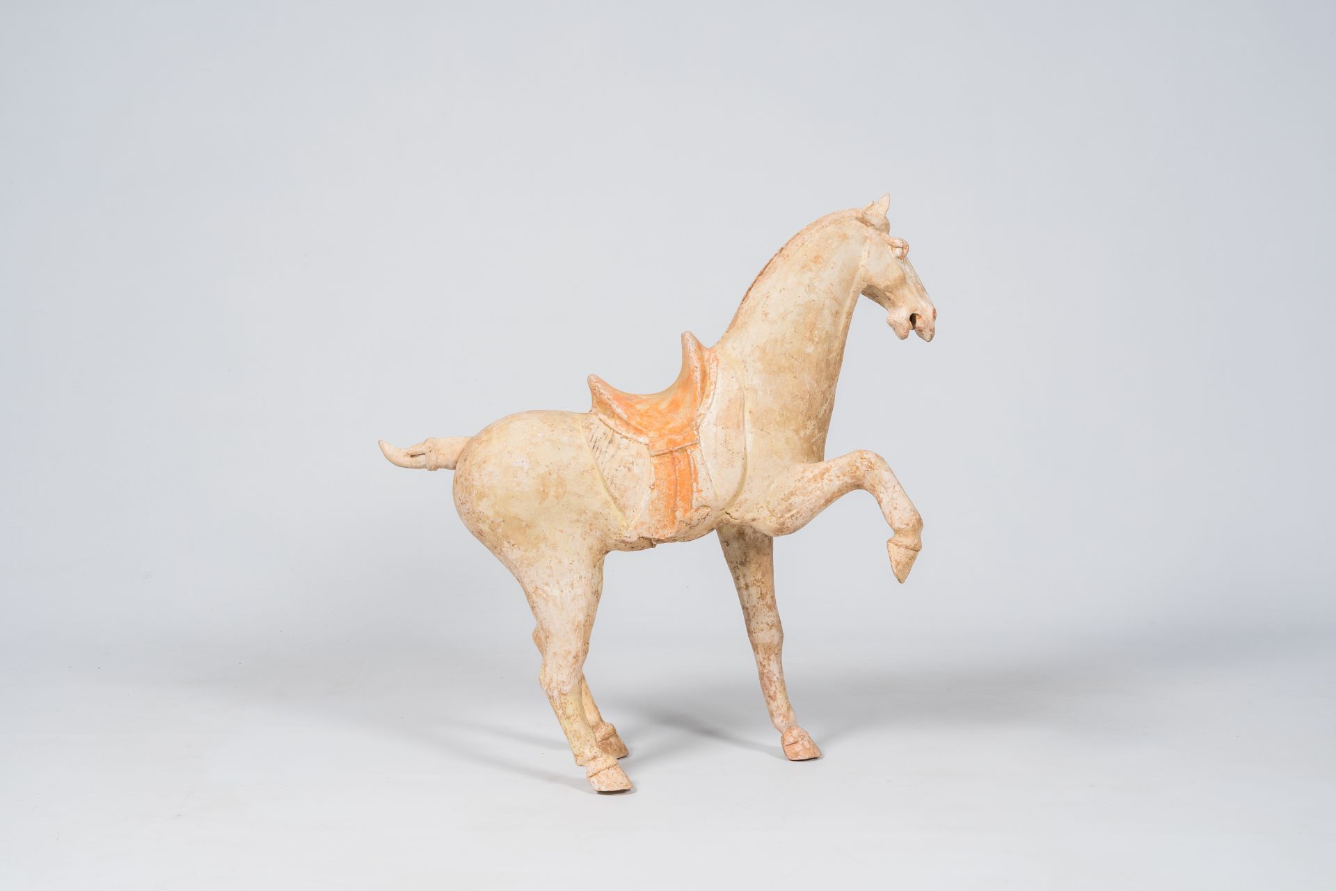 A Chinese polychrome painted pottery model of a horse, Tang - Bild 3 aus 9