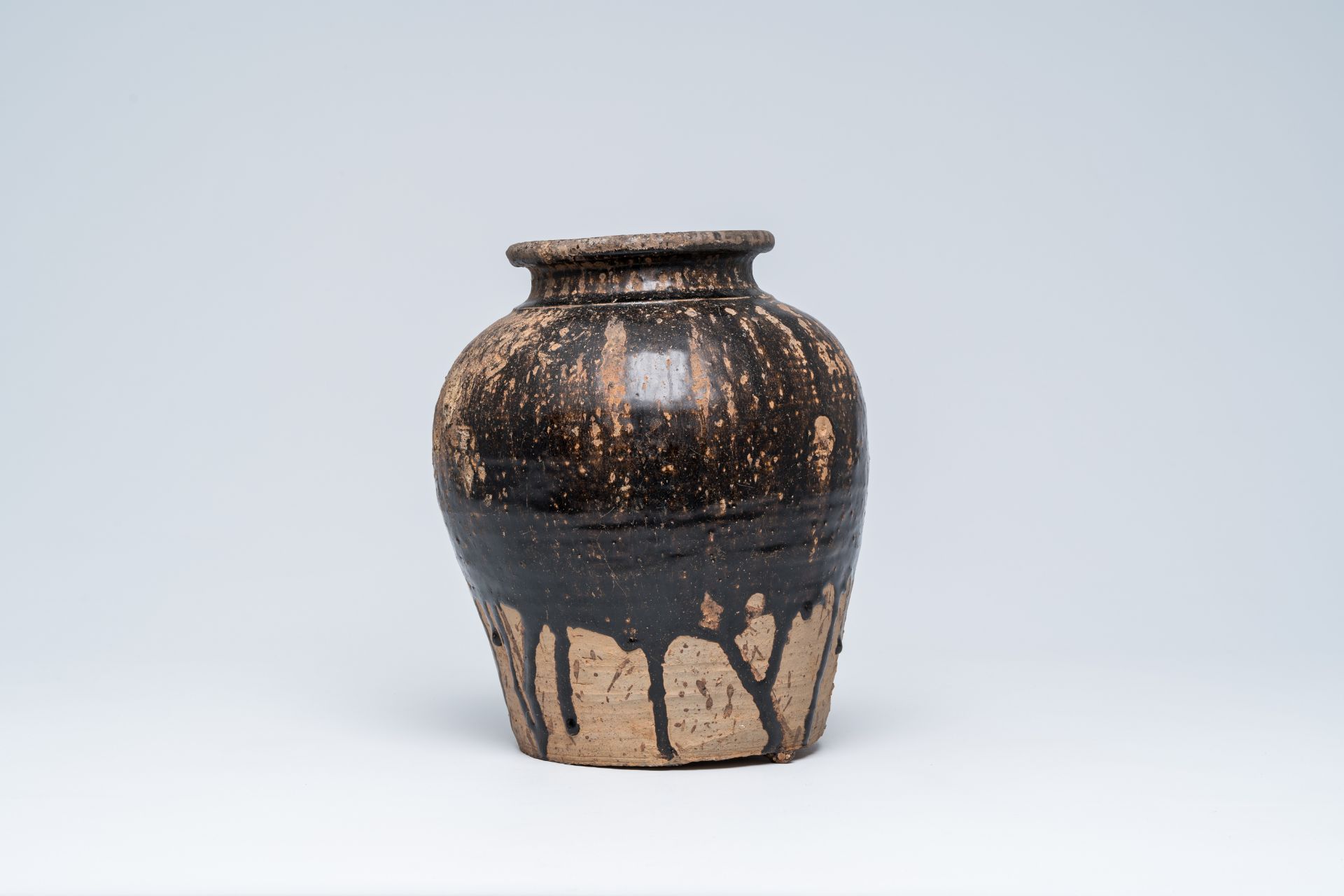 A Thai partly black glazed Sawankhalok vase, Sukhothai kilns, 14th/16th C. - Bild 3 aus 7