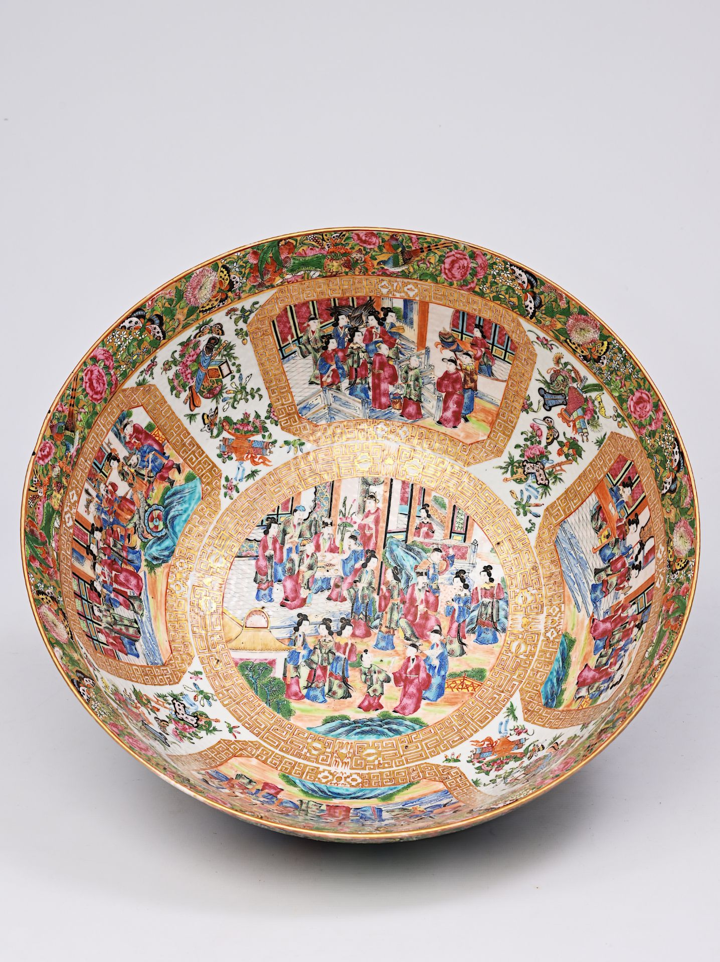An imposing Chinese Canton famille rose bowl with palace scenes, antiquities and floral design, 19th - Bild 6 aus 10