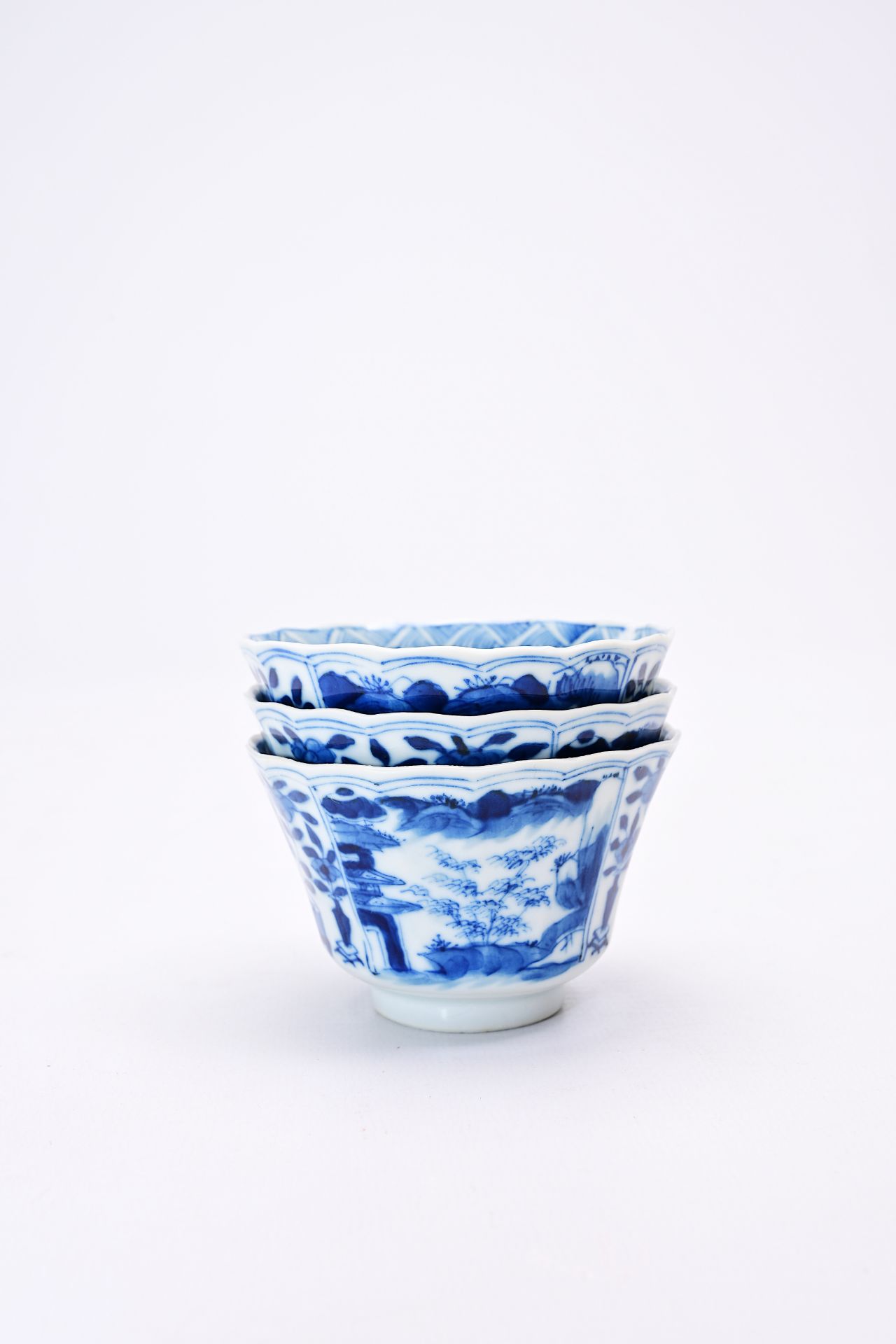 A varied collection of Chinese blue and white porcelain with floral design and figures in a landscap - Bild 10 aus 22