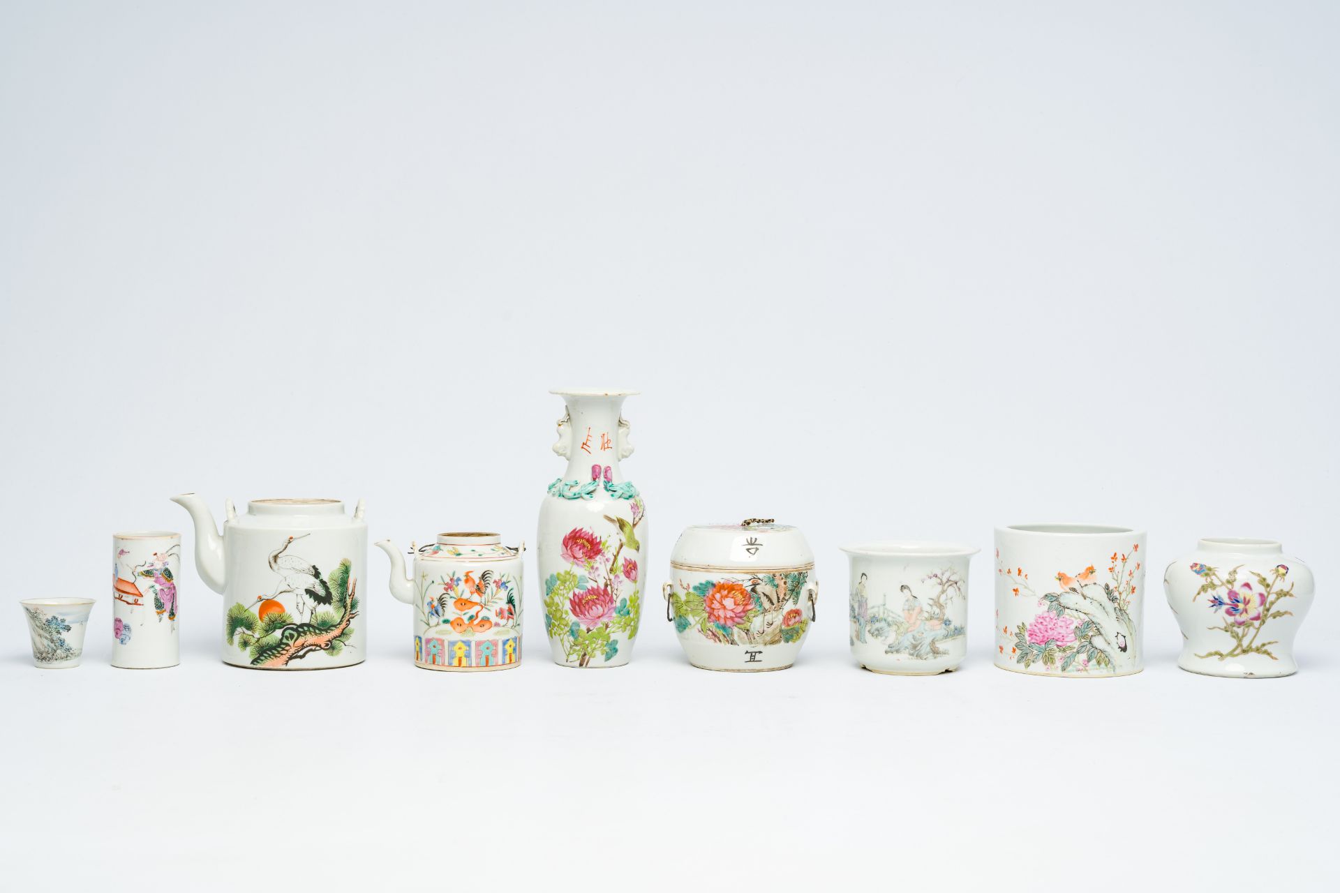 A varied collection of Chinese qianjiang cai and famille rose porcelain, 19th/20th C. - Image 3 of 10