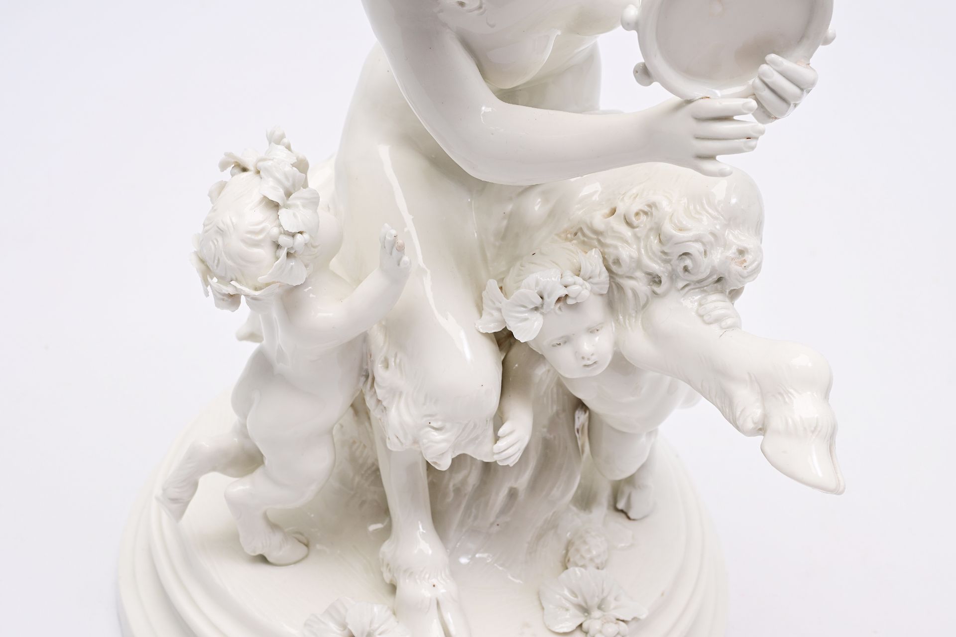 Clodion (1738-1814, after): An Italian playful porcelain group with music-making and dancing satyrs, - Bild 3 aus 14
