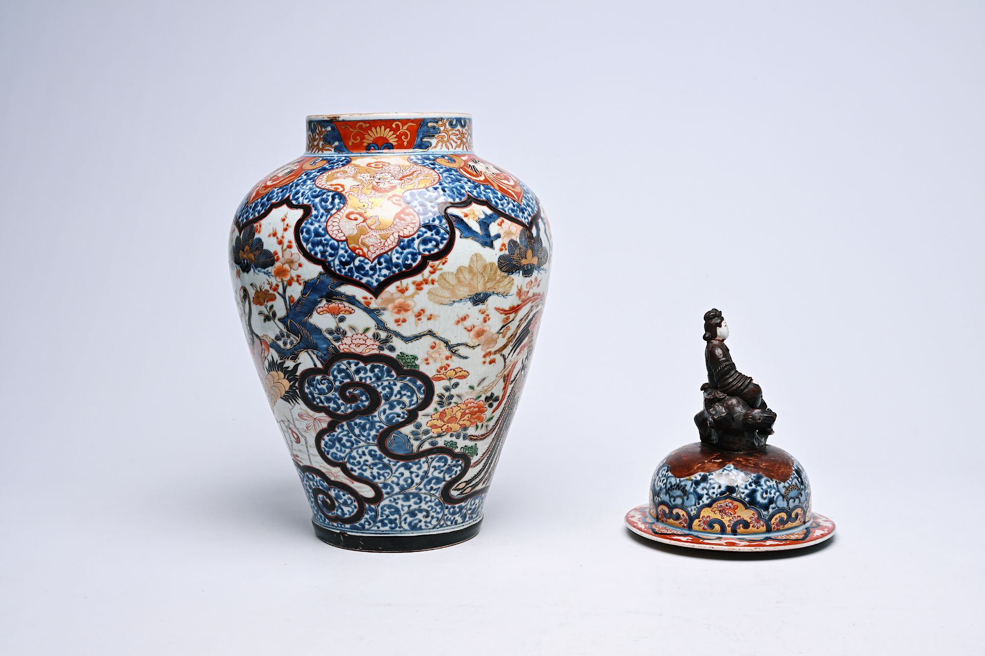 A Japanese Imari vase and cover with birds among blossoming branches and crowned with a lady, Edo, 1 - Bild 4 aus 10