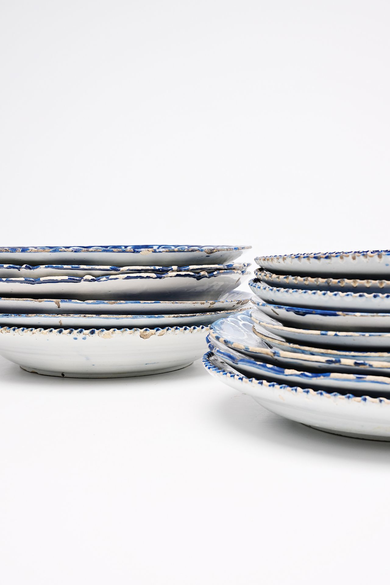 A varied collection of Dutch Delft blue and white plates and dishes with floral design, 18th C. - Bild 7 aus 8