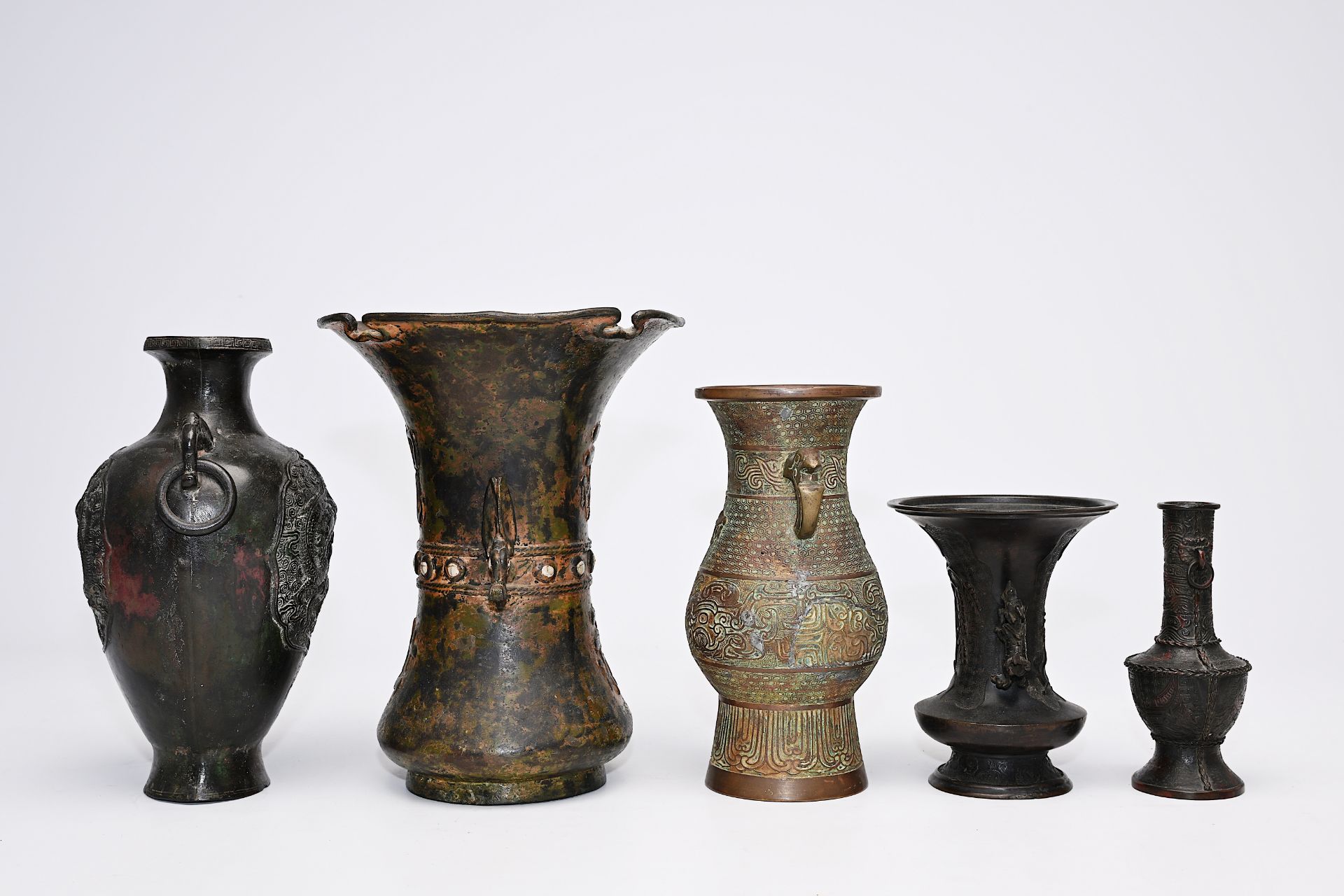 A varied collection of Chinese and Japanese bronze vases, Qing and 20th C. - Bild 5 aus 12