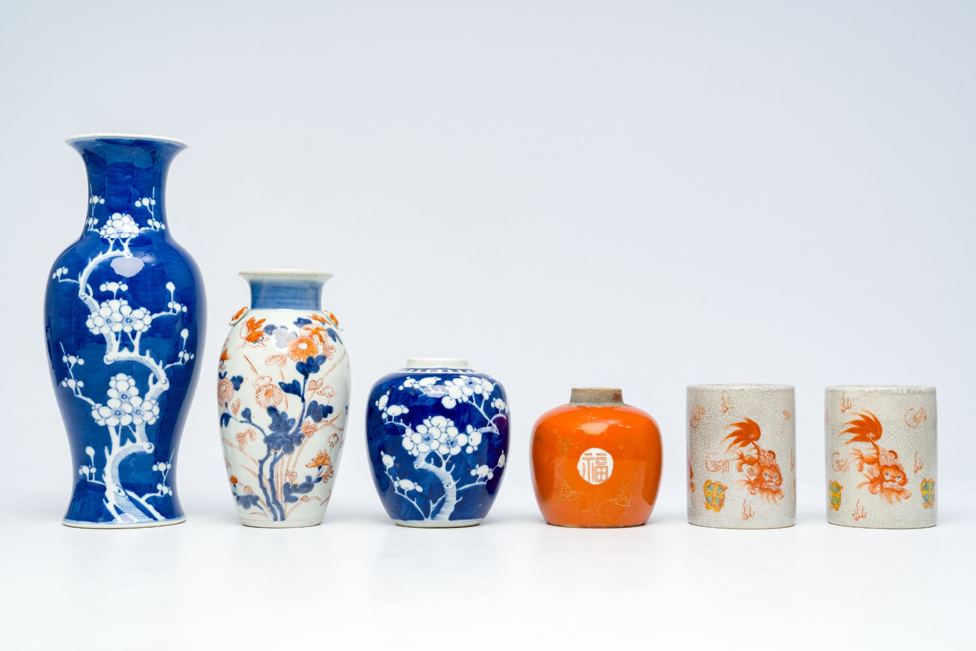 A varied collection of Chinese blue and white and iron-red porcelain, 19th/20th C. - Bild 2 aus 7