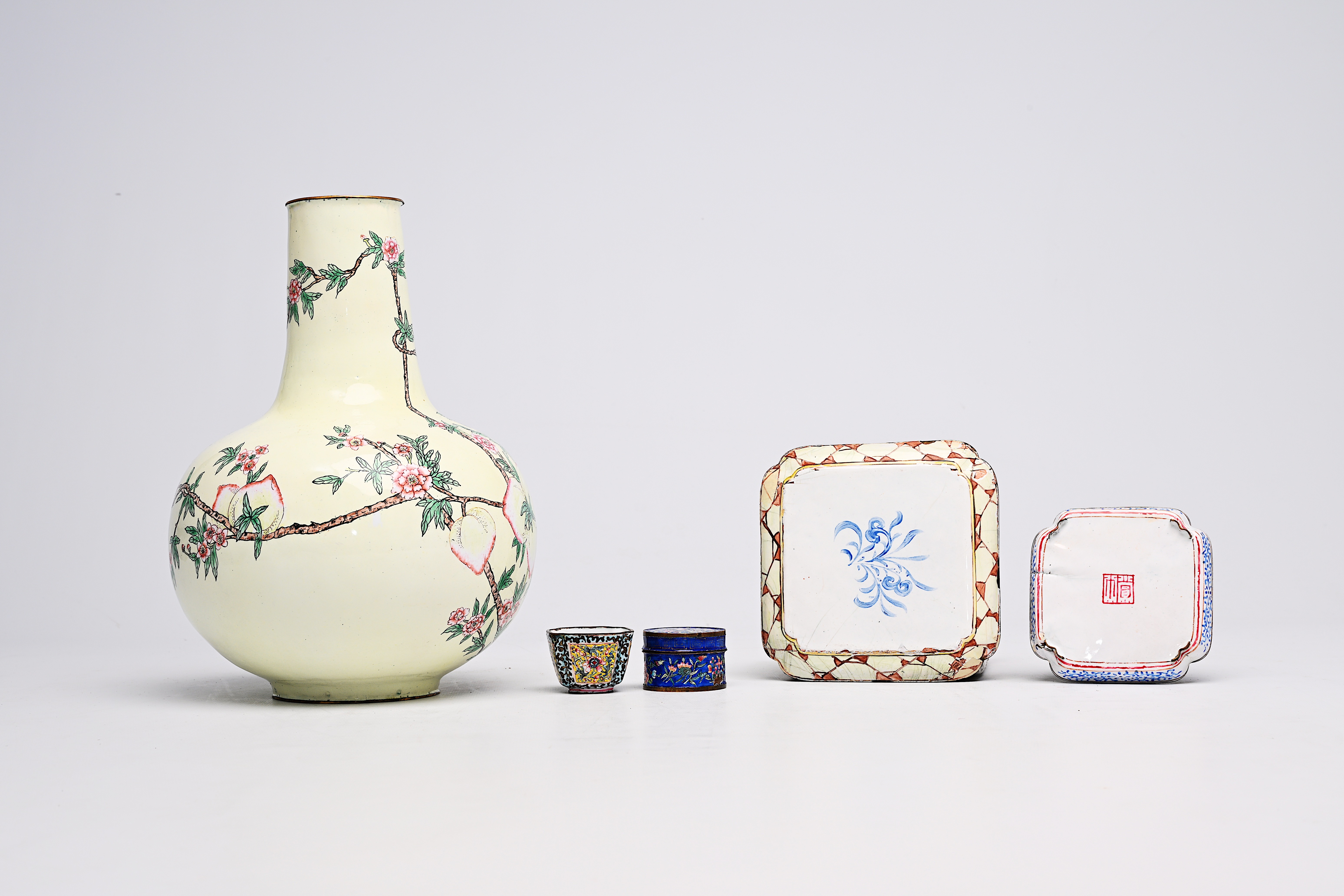 Five various Chinese Canton enamel pieces, Qing/Republic - Image 4 of 6