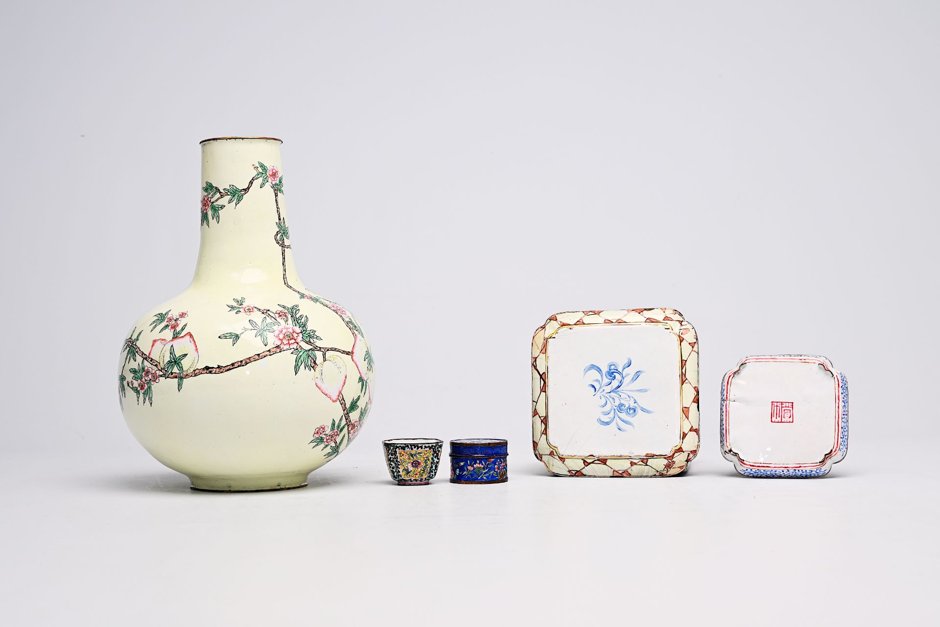 Five various Chinese Canton enamel pieces, Qing/Republic - Image 4 of 6