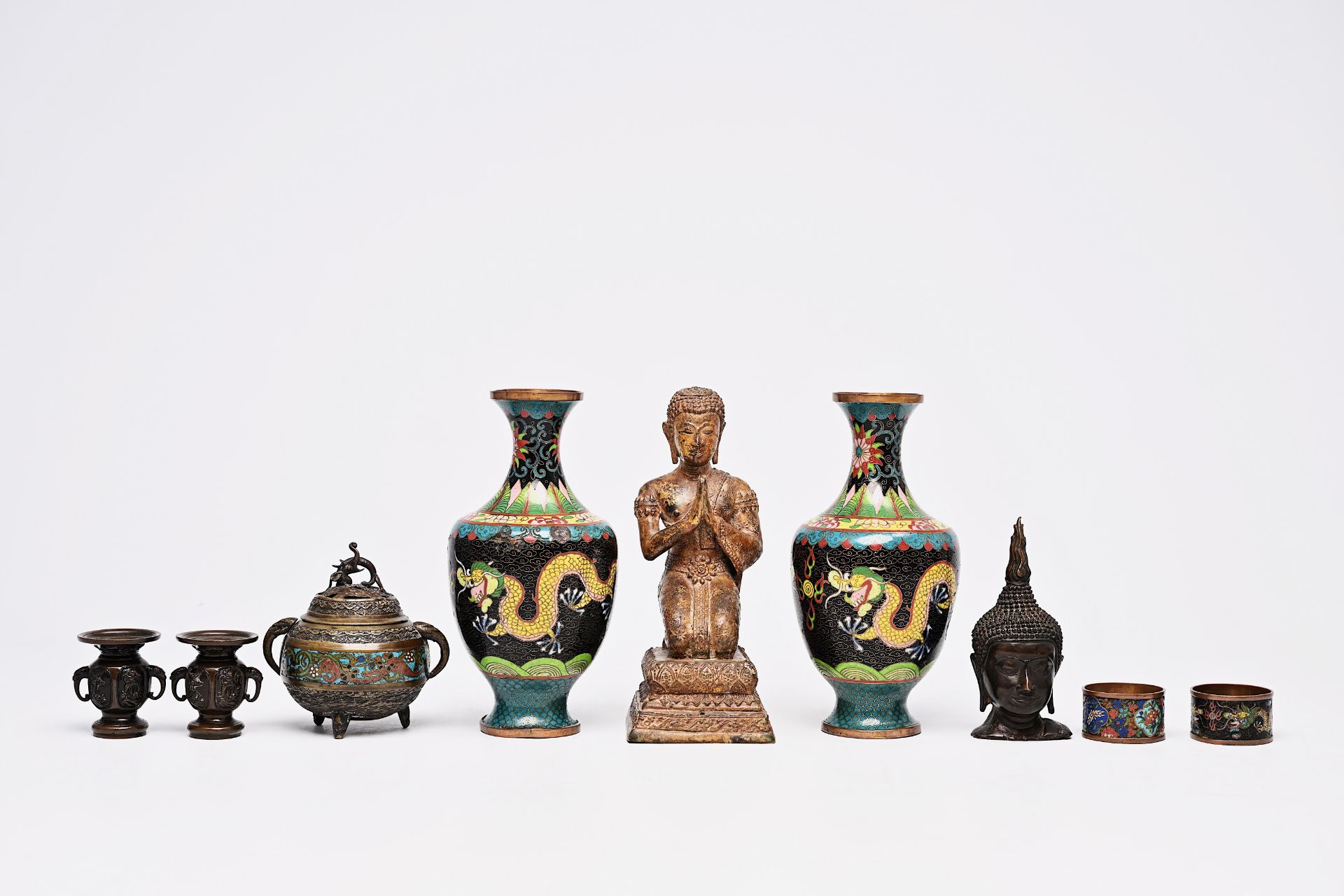 A varied collection of bronze and cloisonne items and two paintings on silk, China, Japan, Burma and - Bild 4 aus 7