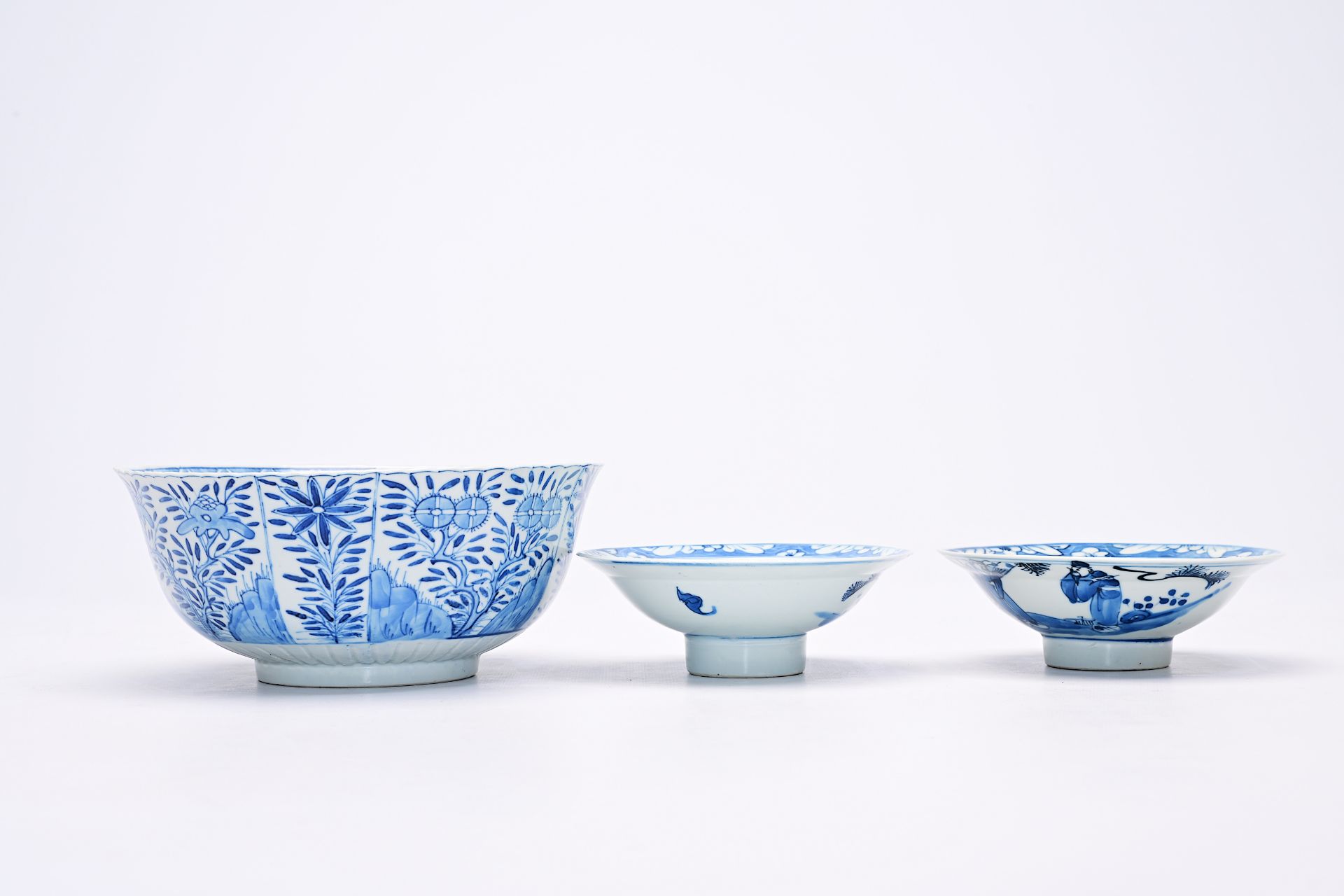 A varied collection of Chinese blue and white porcelain with floral design and figures in a landscap - Image 3 of 22