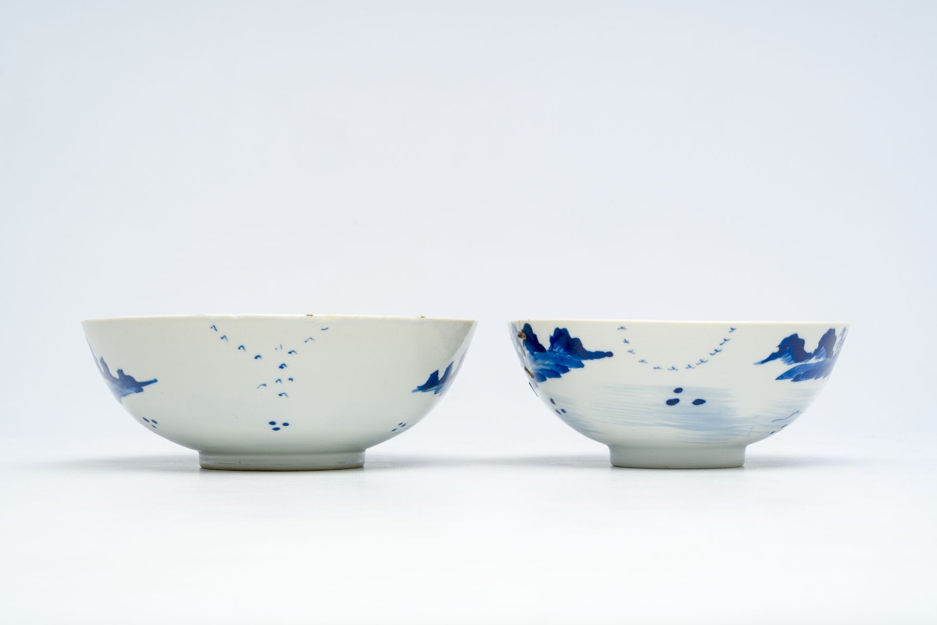 Two Chinese blue and white 'animated landscape' bowls, 19th C. - Bild 8 aus 14