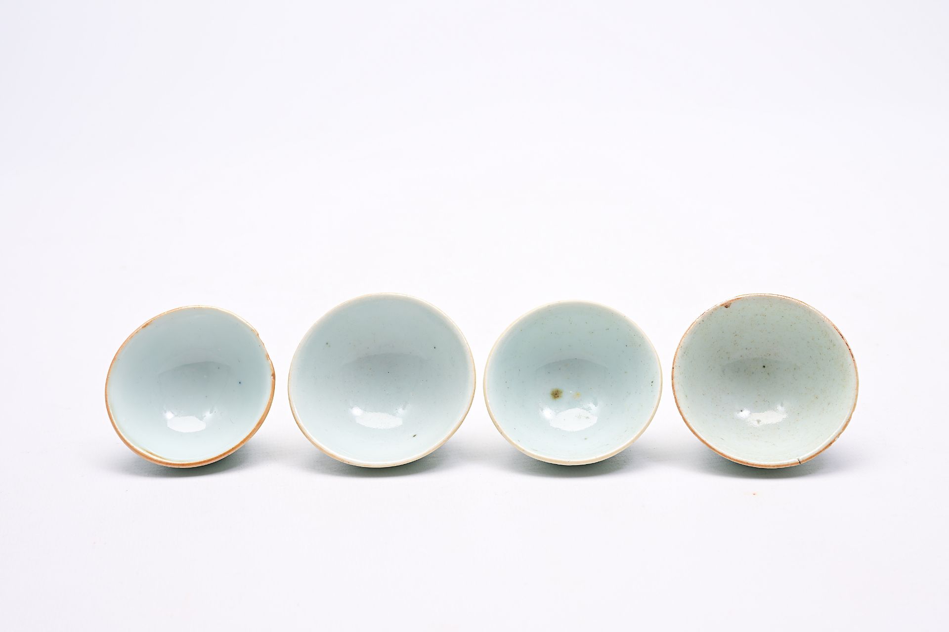 A varied collection of Chinese blue, white, famille rose and Imari style porcelain, 18th C. and late - Bild 13 aus 14