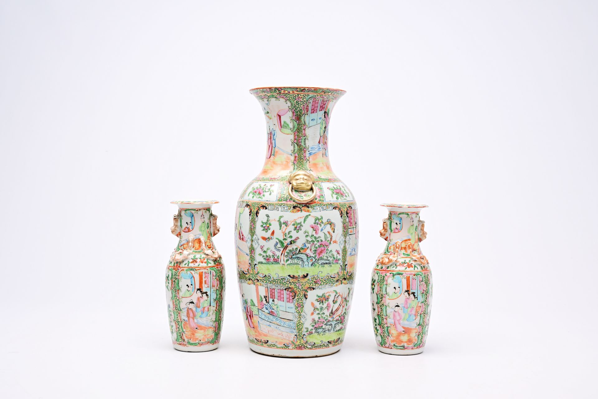 A varied collection of Chinese famille rose, verte and blue and white porcelain, 19th/20th C. - Bild 10 aus 48