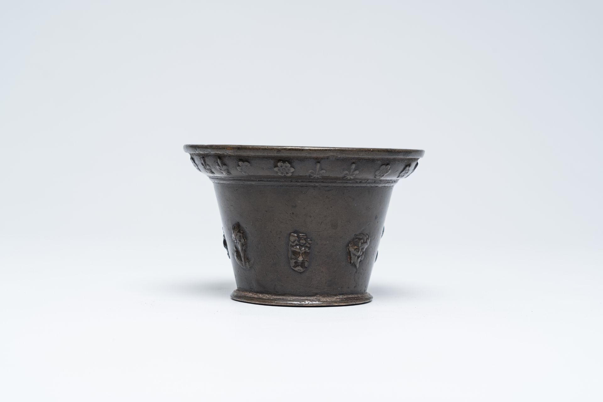 A French bronze 'mascarons' mortar, probably Lyon, 17th C. - Image 4 of 7
