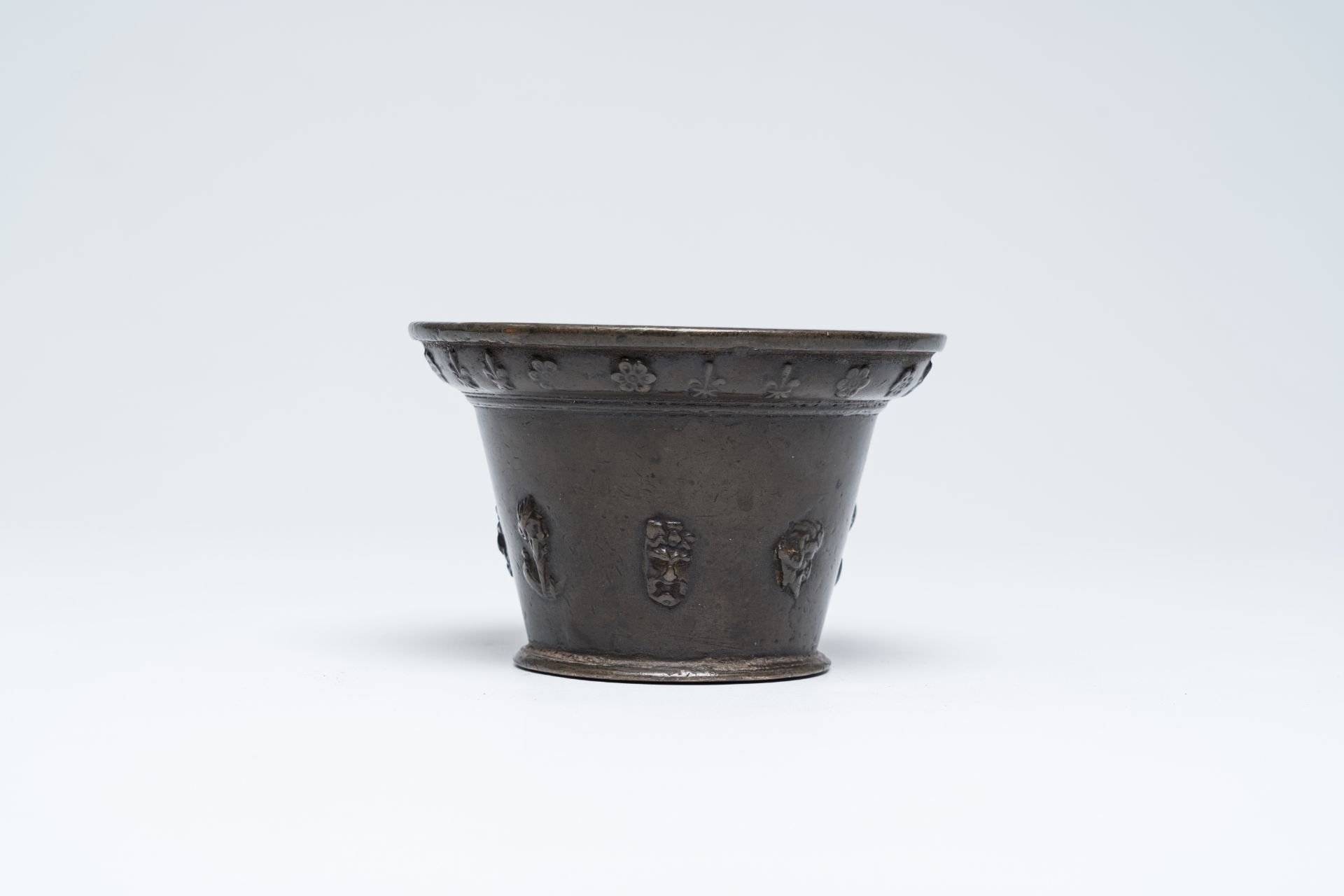 A French bronze 'mascarons' mortar, probably Lyon, 17th C. - Bild 4 aus 7