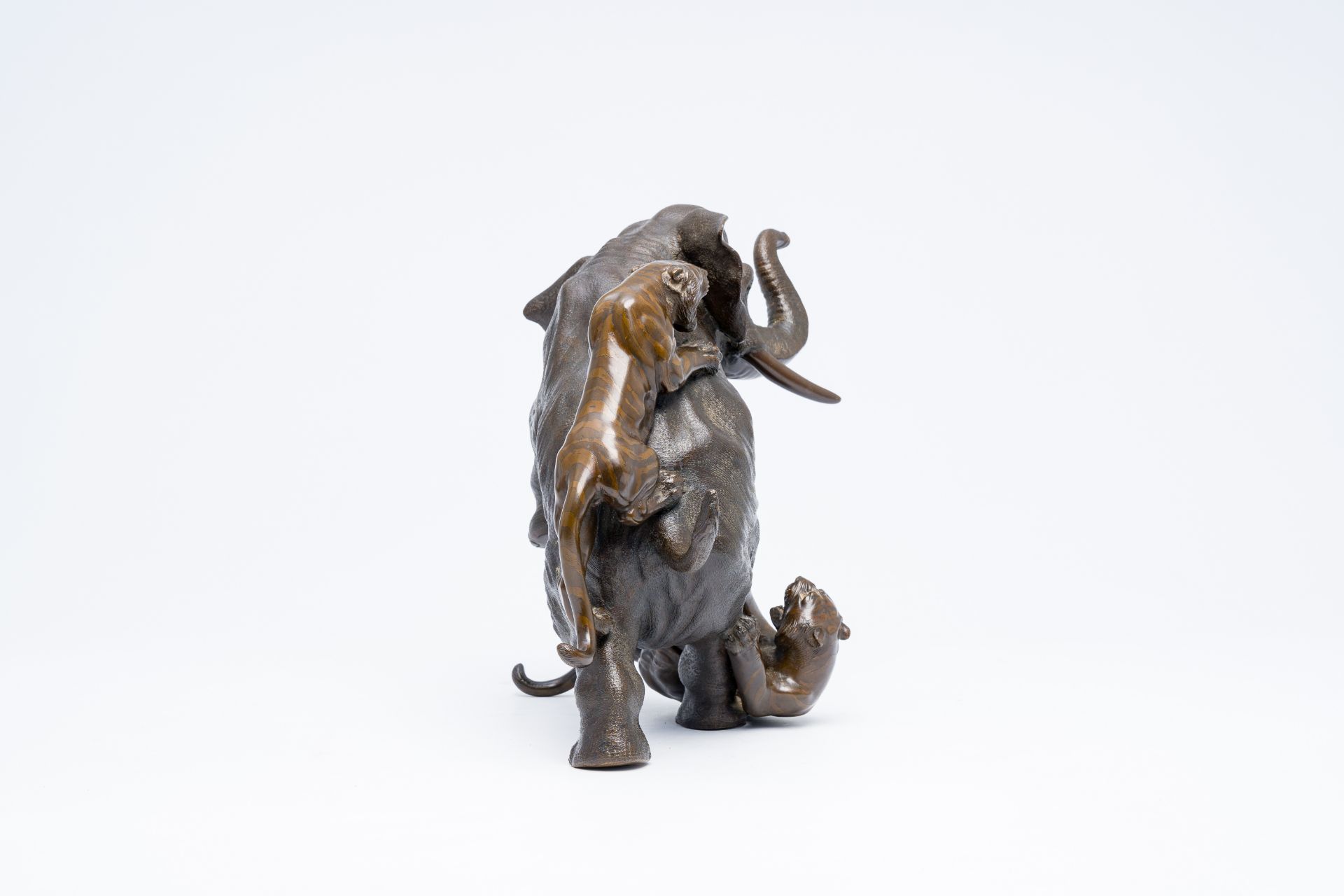 A Japanese bronze okimono of an elephant fighting two tigers, Meiji/Showa, 20th C. - Image 5 of 15