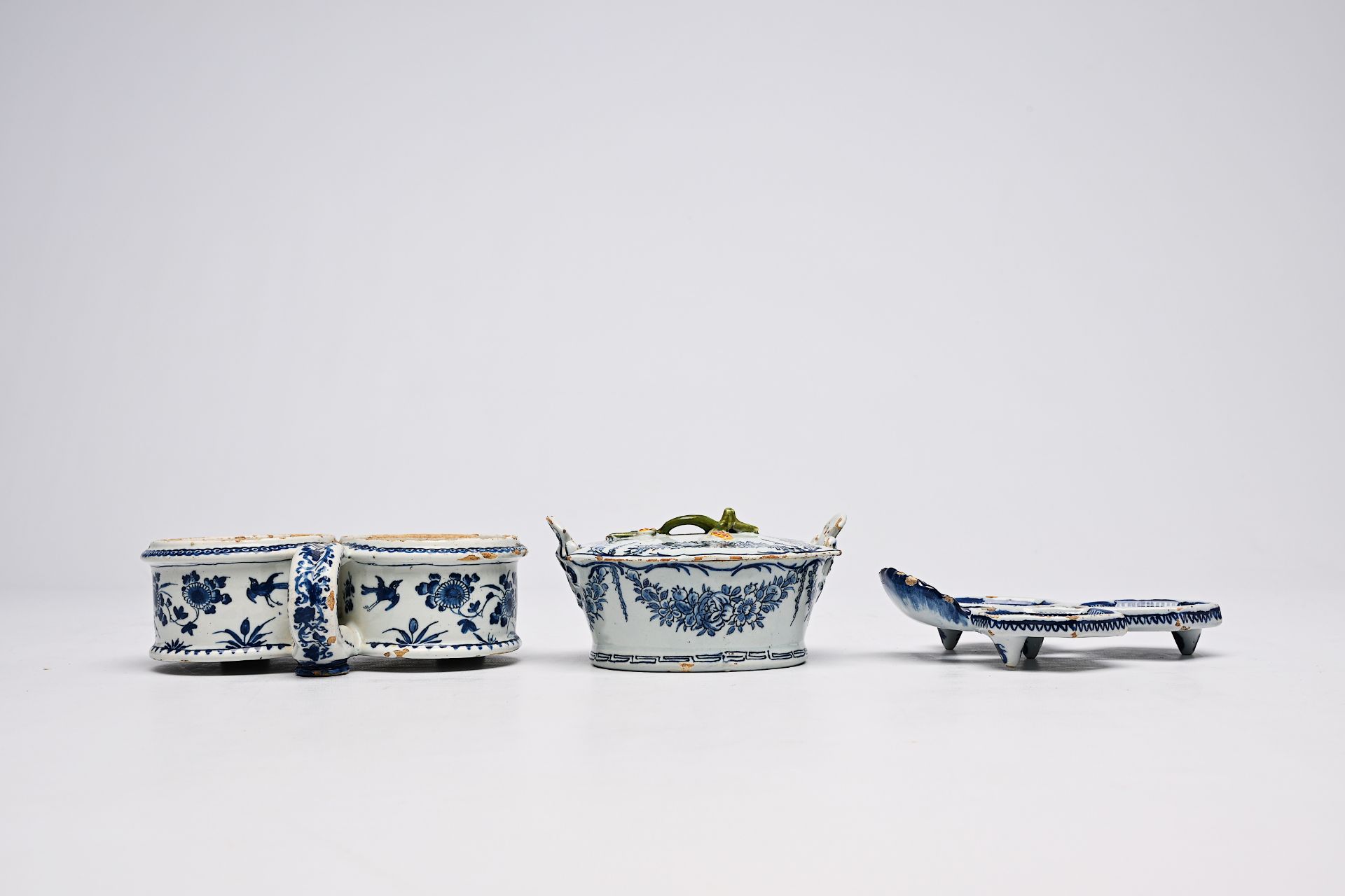 A Dutch Delft blue and white butter tub, an oil and vinegar holder and a spice dish with floral desi - Image 5 of 9