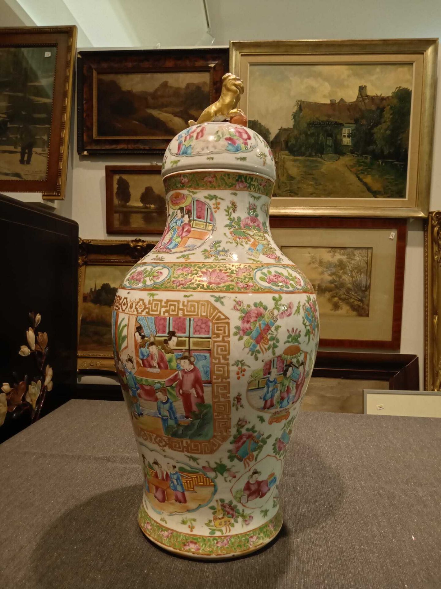 Two Chinese Canton famille rose vases with palace scenes, one of which mounted as a lamp, 19th C. - Bild 13 aus 46