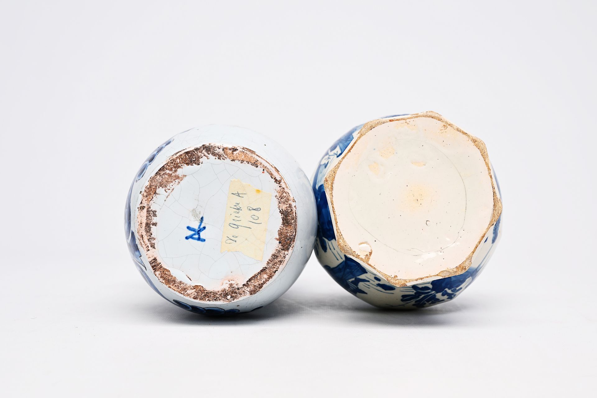 A varied collection of blue, white and polychrome earthenware items, Delft, France and Spain, 18th/1 - Bild 15 aus 18