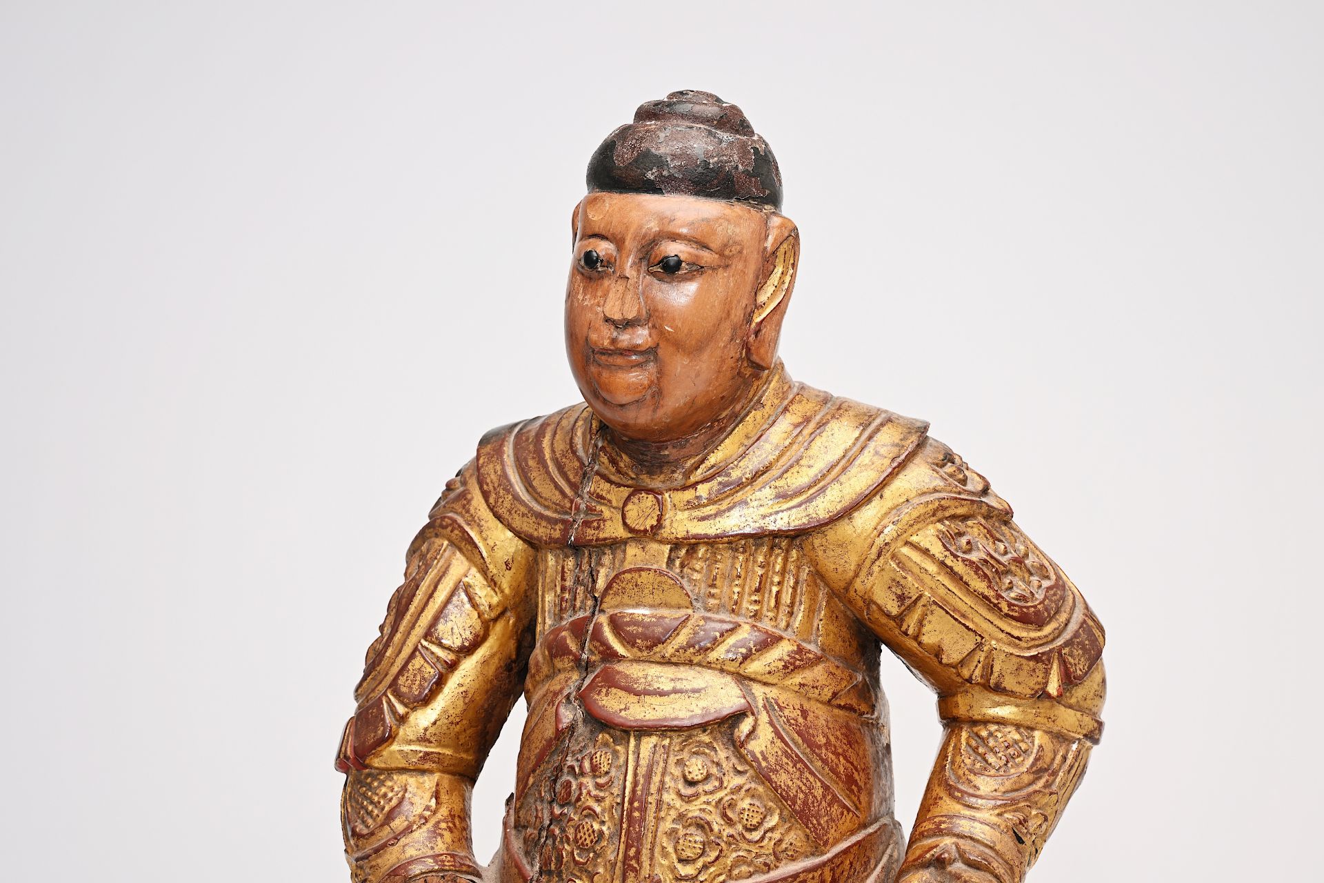 A carved, gilt and polychrome painted wood guardian figure, China, probably 17th C. - Bild 5 aus 9