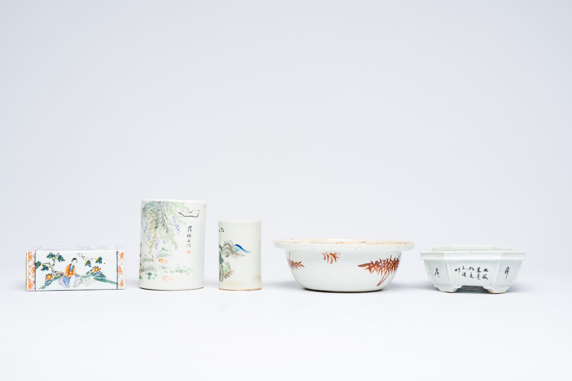 A varied collection of Chinese qianjiang cai and famille rose porcelain, 19th/20th C. - Bild 9 aus 14