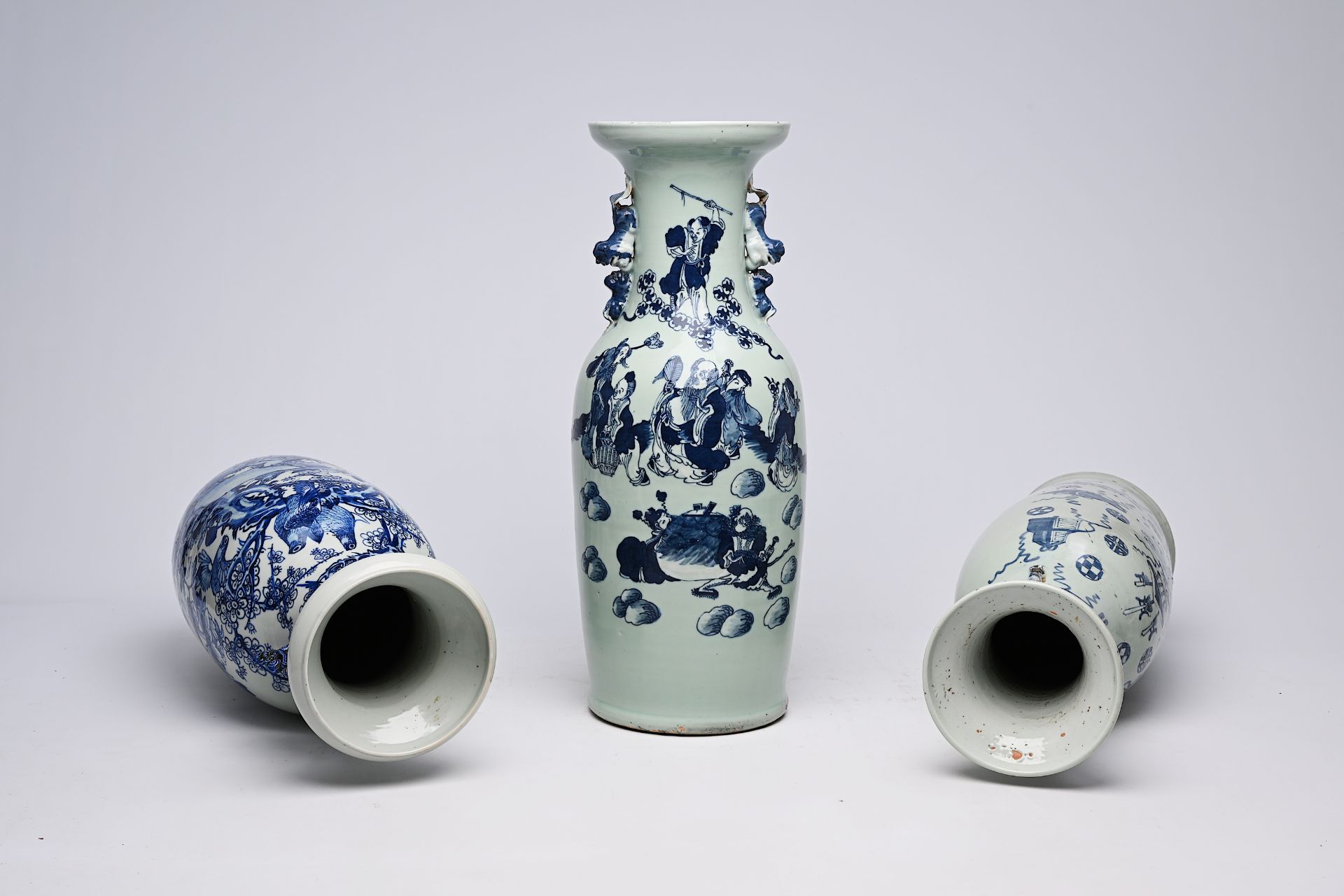 Three various Chinese blue and white celadon ground vases, 19th/20th C. - Bild 13 aus 16